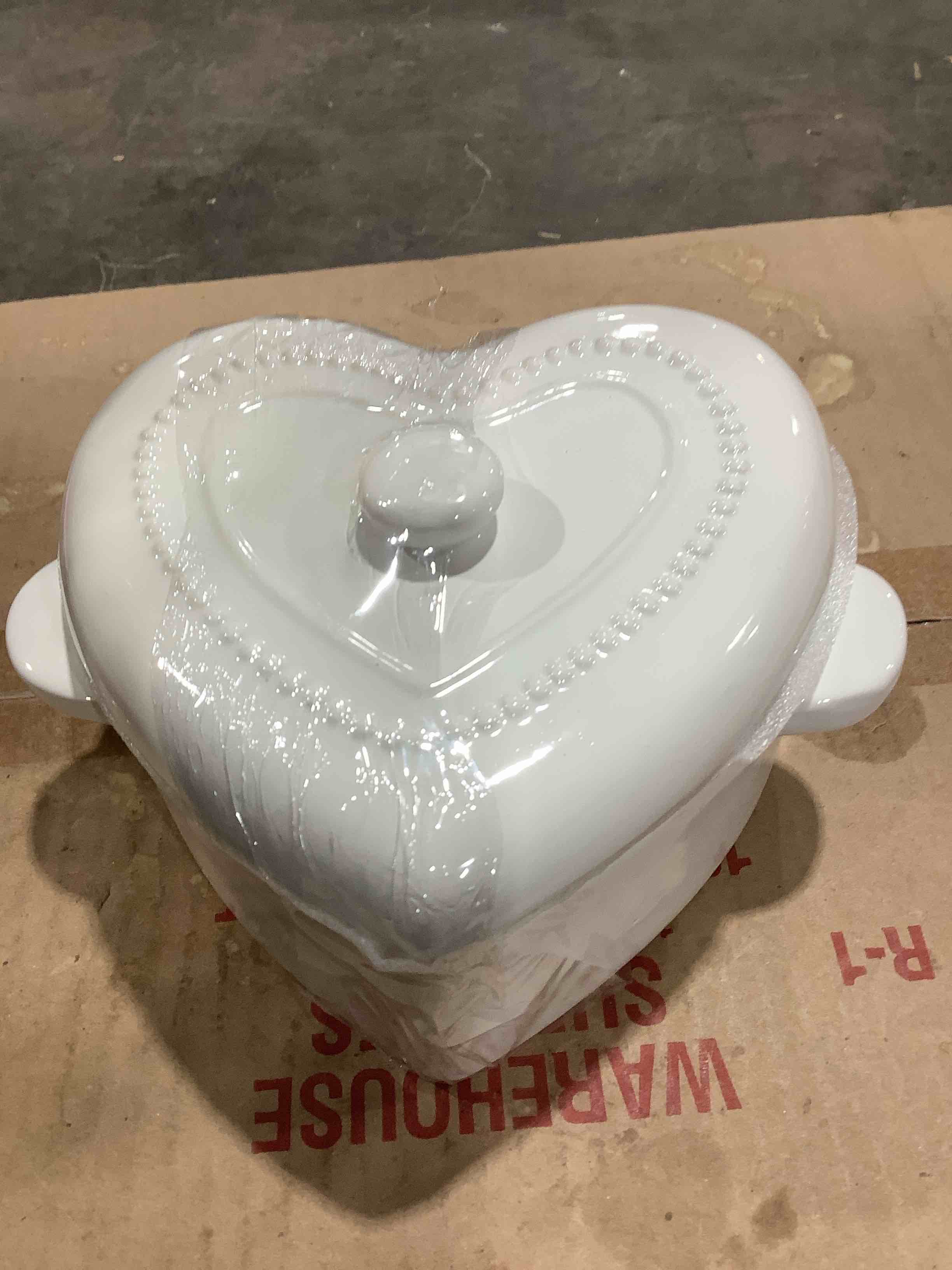Heart shaped bowl with lid white