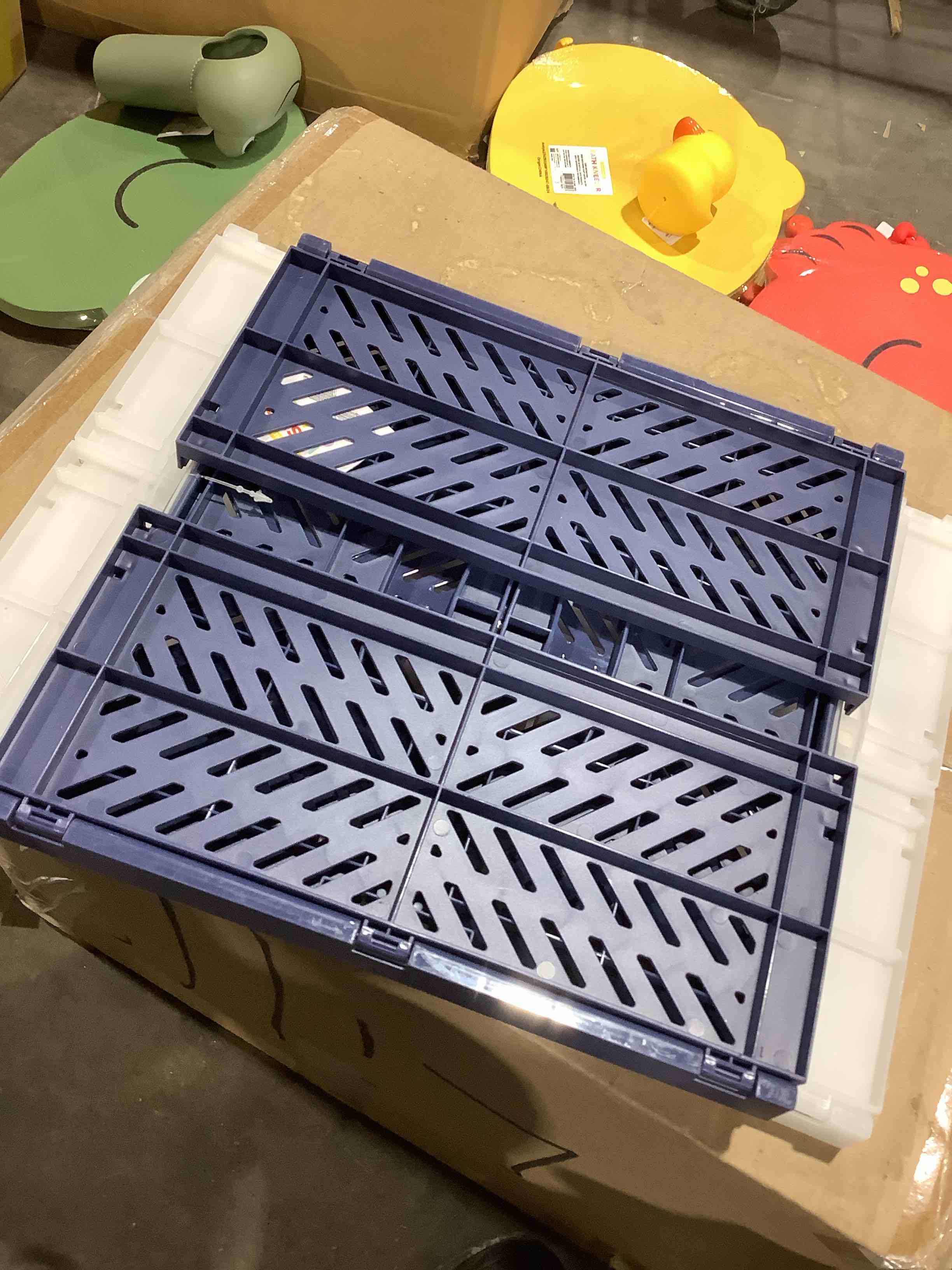 PLASTIC FOLDABLE STACKING CRATES, 1crate white or blue