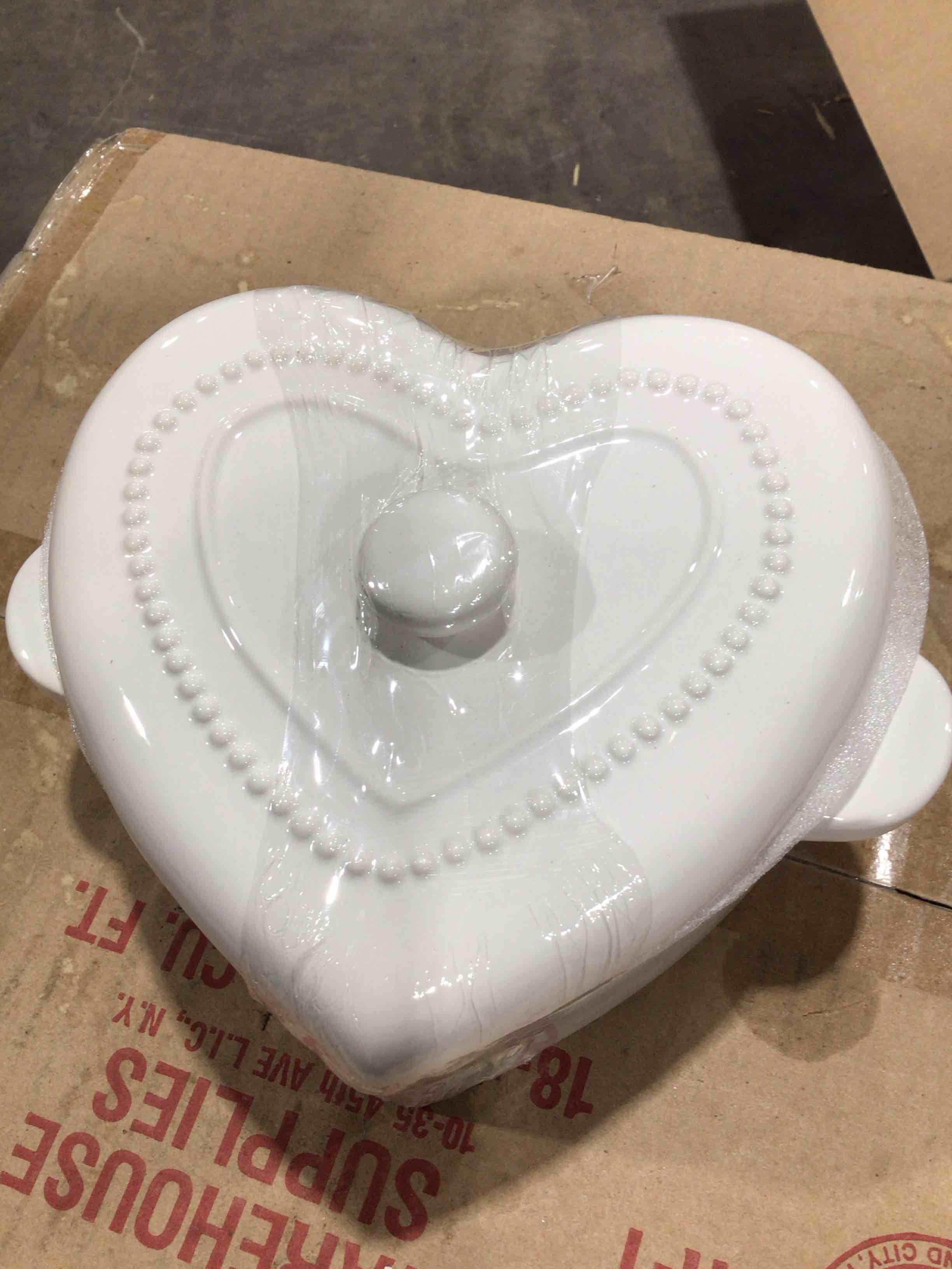 Ceramic heart shaped bowl with lid
