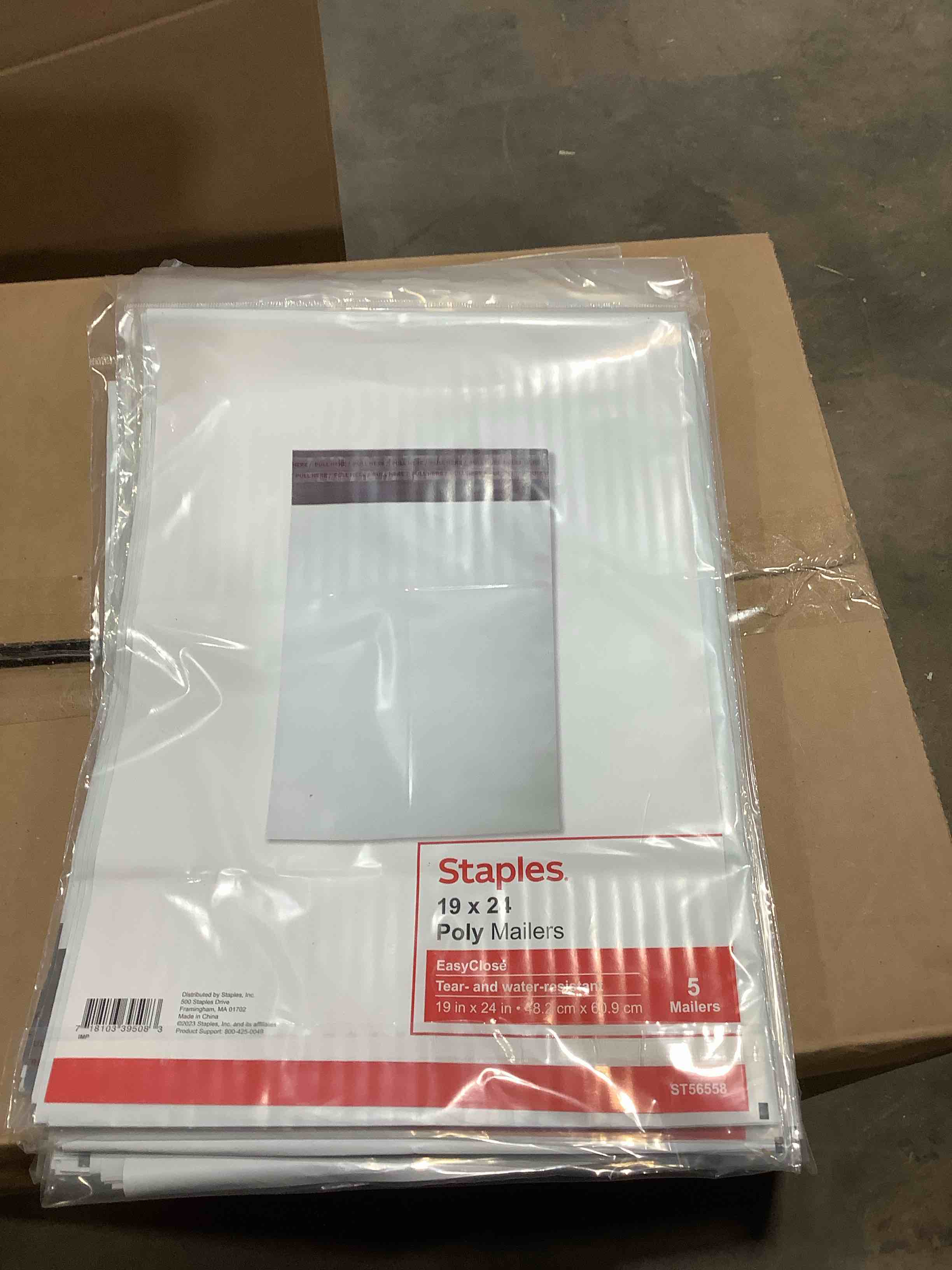 staples 19" x 24" poly mailers, easy clothes, tear, and water resistance