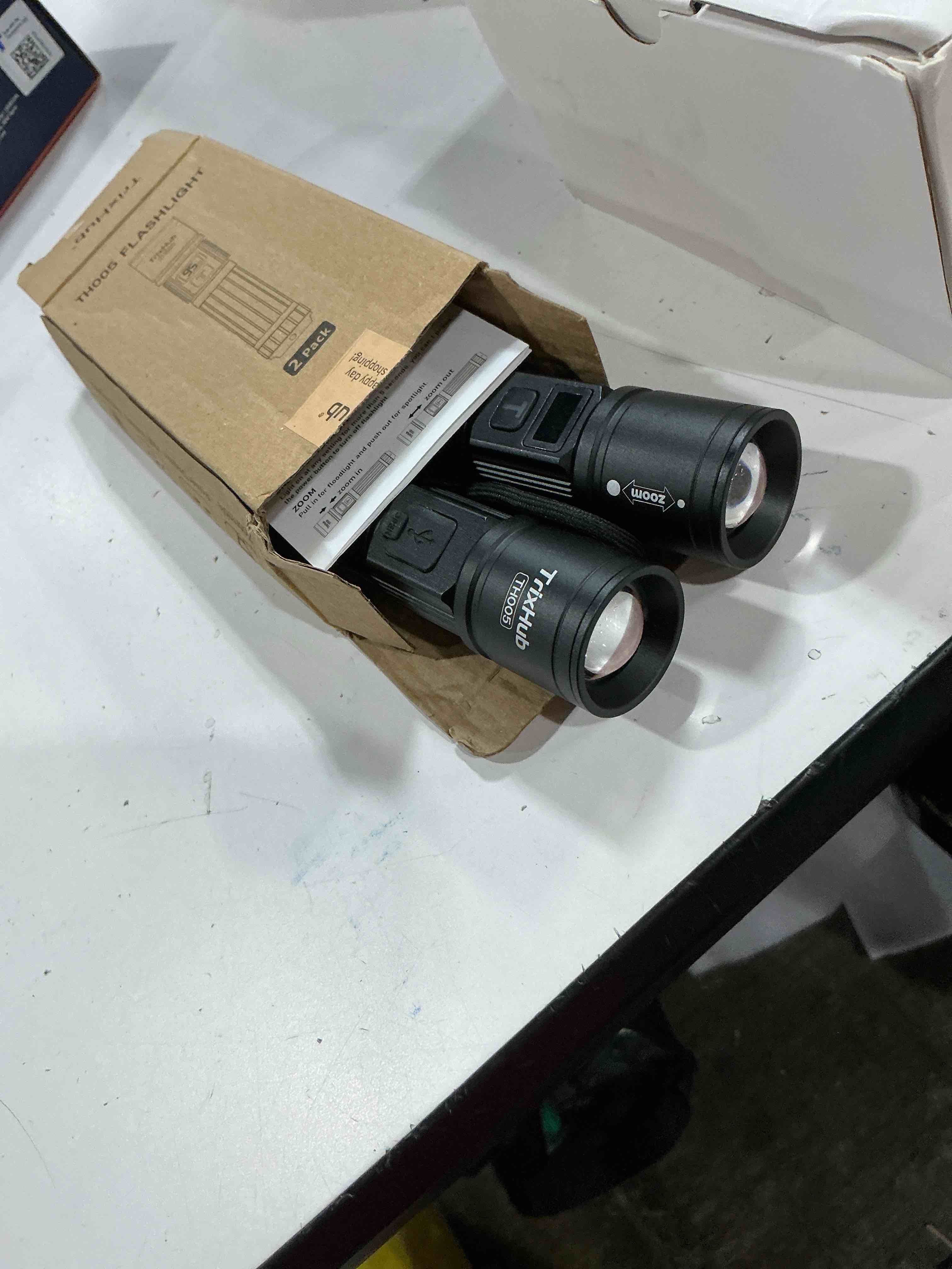 Condition photo showing New/Like New for th005 flashlight set of 2