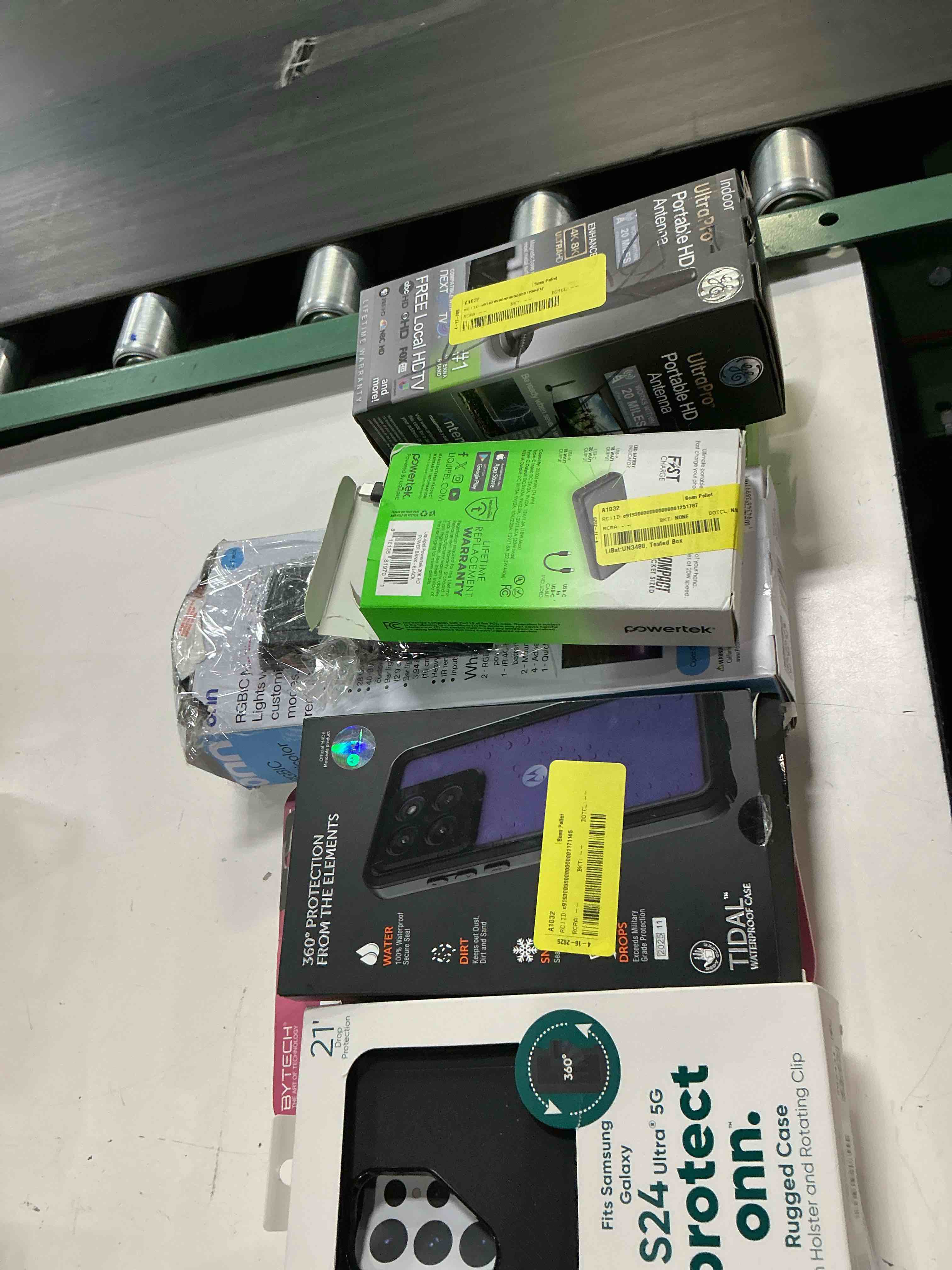 Condition photo showing Good Condition for assorted lot of electronics (headphones, small gadgets, headsets, etc.) 