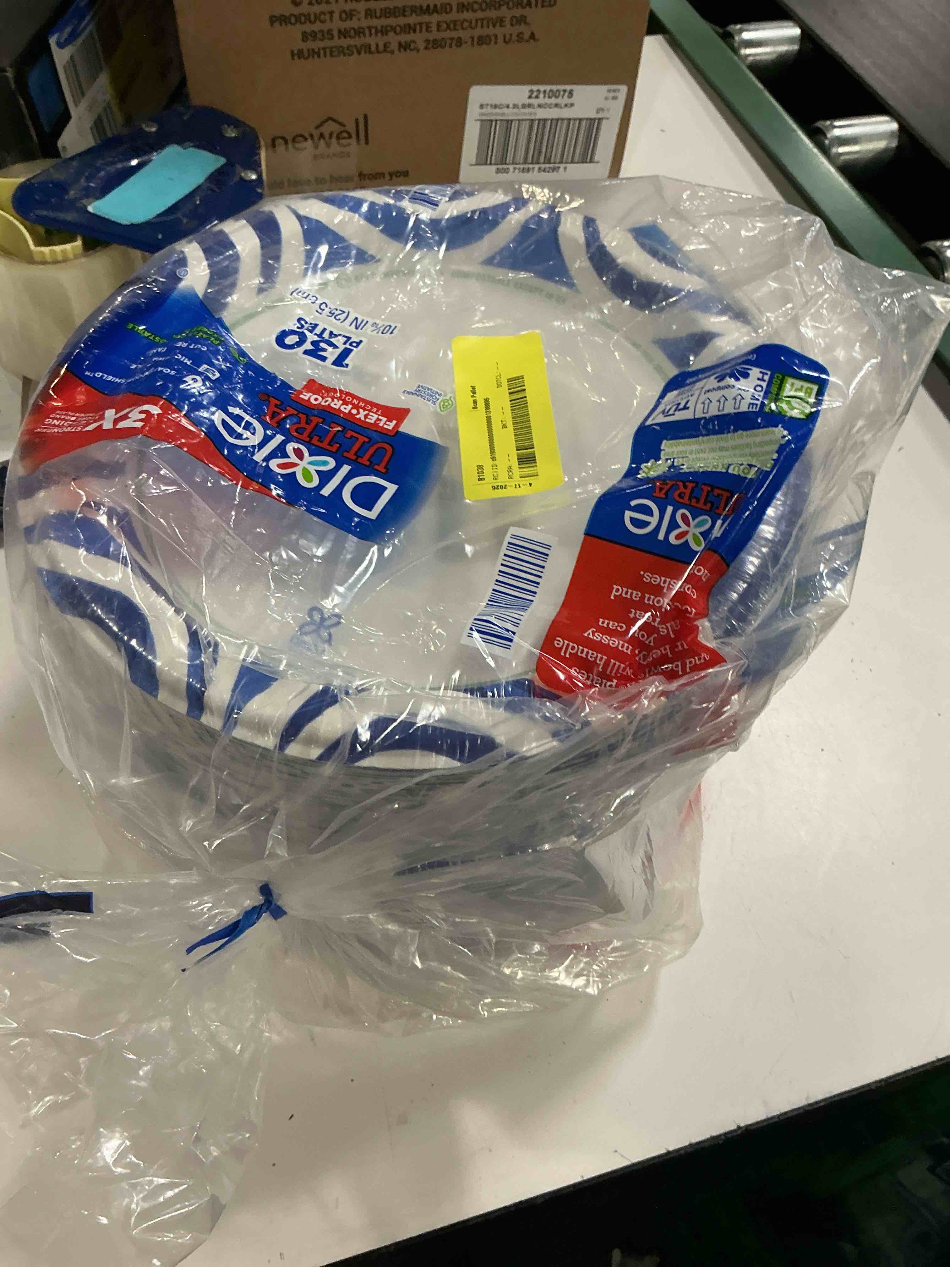 Condition photo showing New/Like New for dixie ultra disposable paper plates 10" - 130ct: white, abstract pattern, round shape