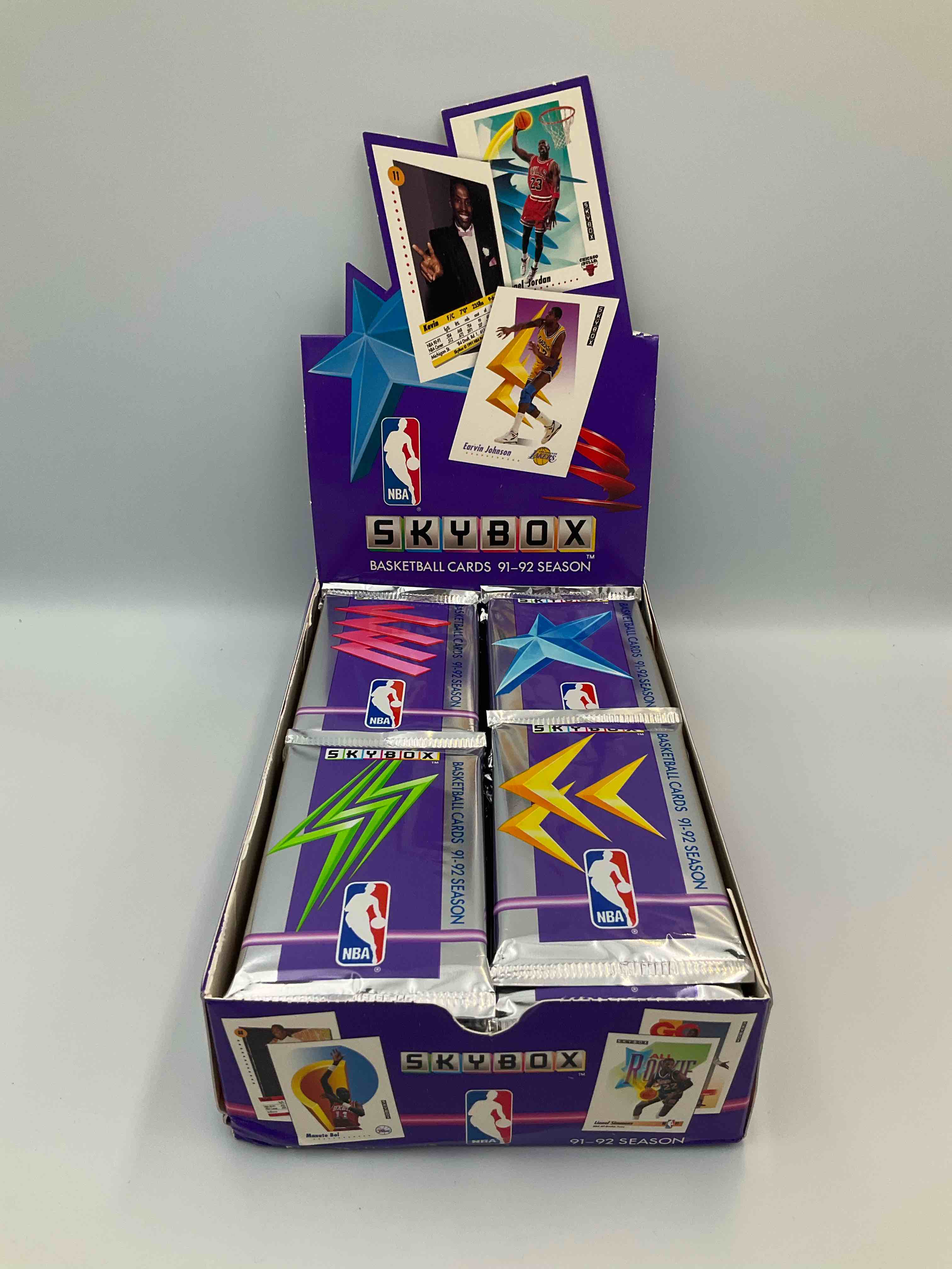 Condition photo showing New/Like New for basketball wow! rare 1991/92 nba skybox sealed card pack, direct from original sealed retail case! so many awesome cards to search for like team usa card (psa 10 value $500), #544 team usa 1 card (psa 10 value $300), michael jordon #39 (psa 10 value $150) & too many other great cards to list! hard to find, excellent like-new condition!