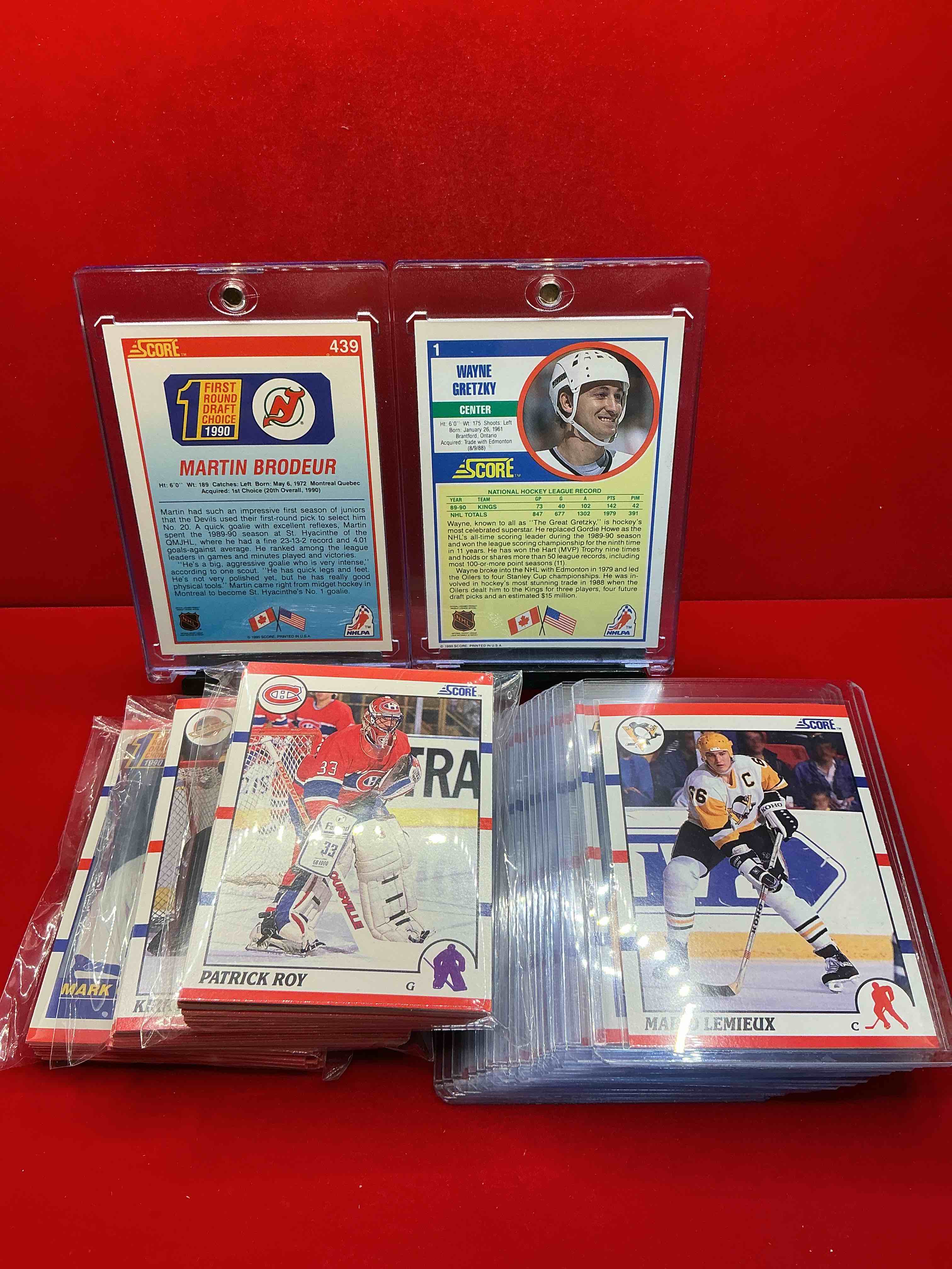 Condition photo showing New/Like New for 1990 score hockey! huge names from the past! wayne gretzky, mario lemieux, martin brodeur, jaromir jagr, patrick roy! collector these players from the past! an excellent addition to your collection!
