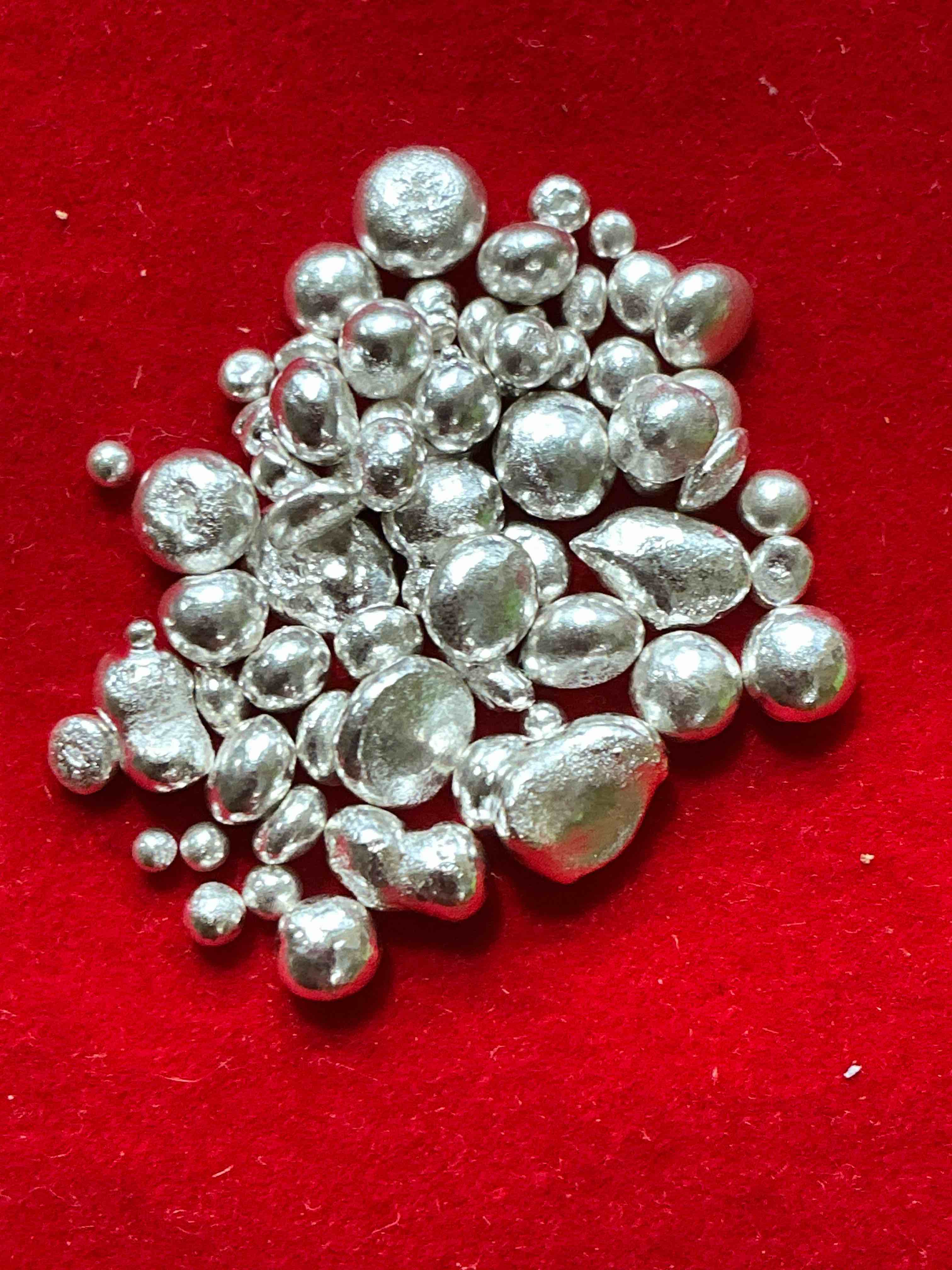silver nuggets! .999 us fine silver, in small nugget form! total weight of all nuggets in lot approximately 9 grams, bid is per nugget! a cool way to invest in fine us silver! includes collector capsule!