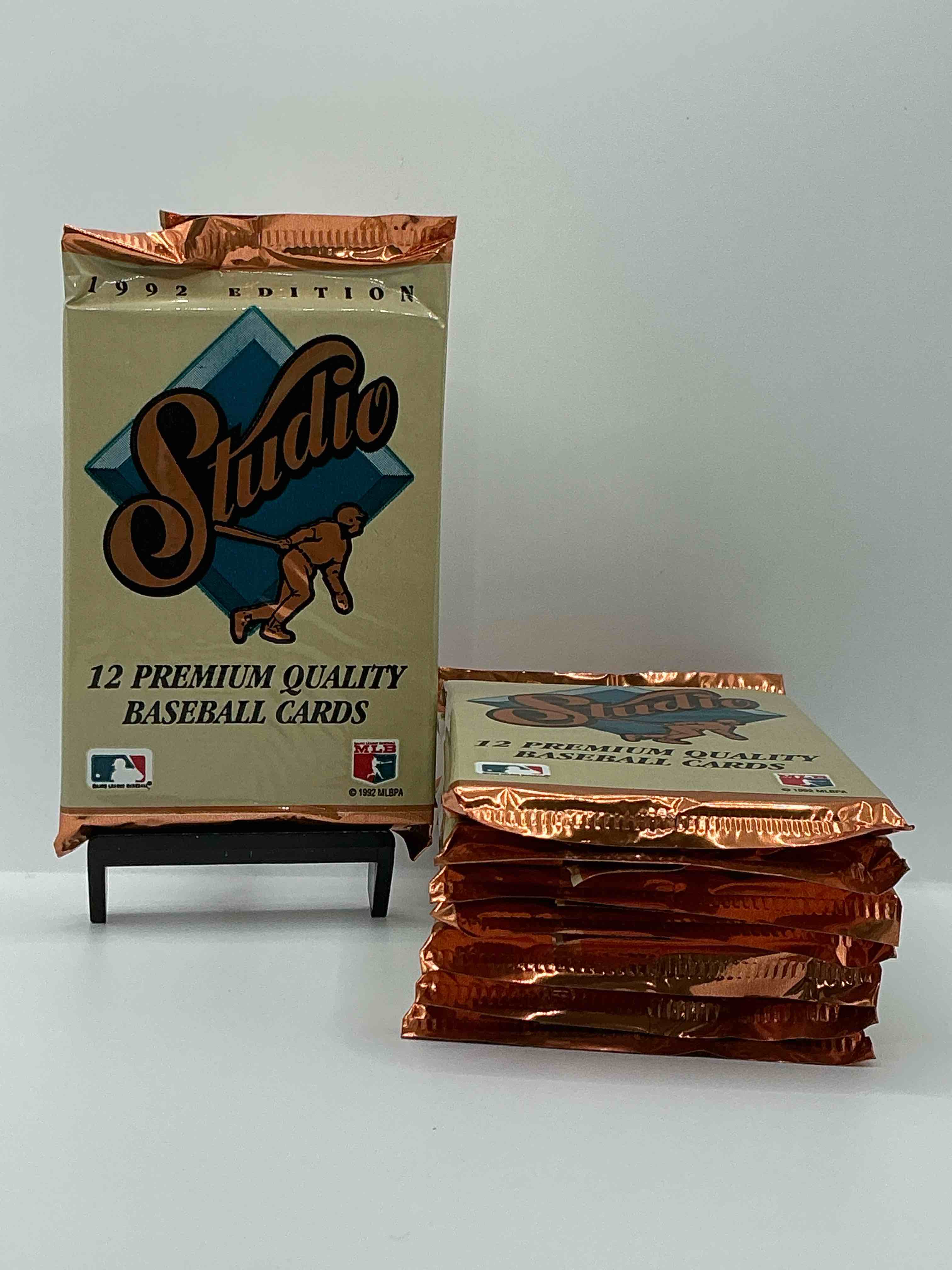 1992 leaf baseball sealed card pack, direct from original sealed retail case!search for jeff kent rookie #445 (psa 10 value $200), early ken griffey jr. & so much more! this year sought after by collectors for its gold leaf inserts. hard to find!