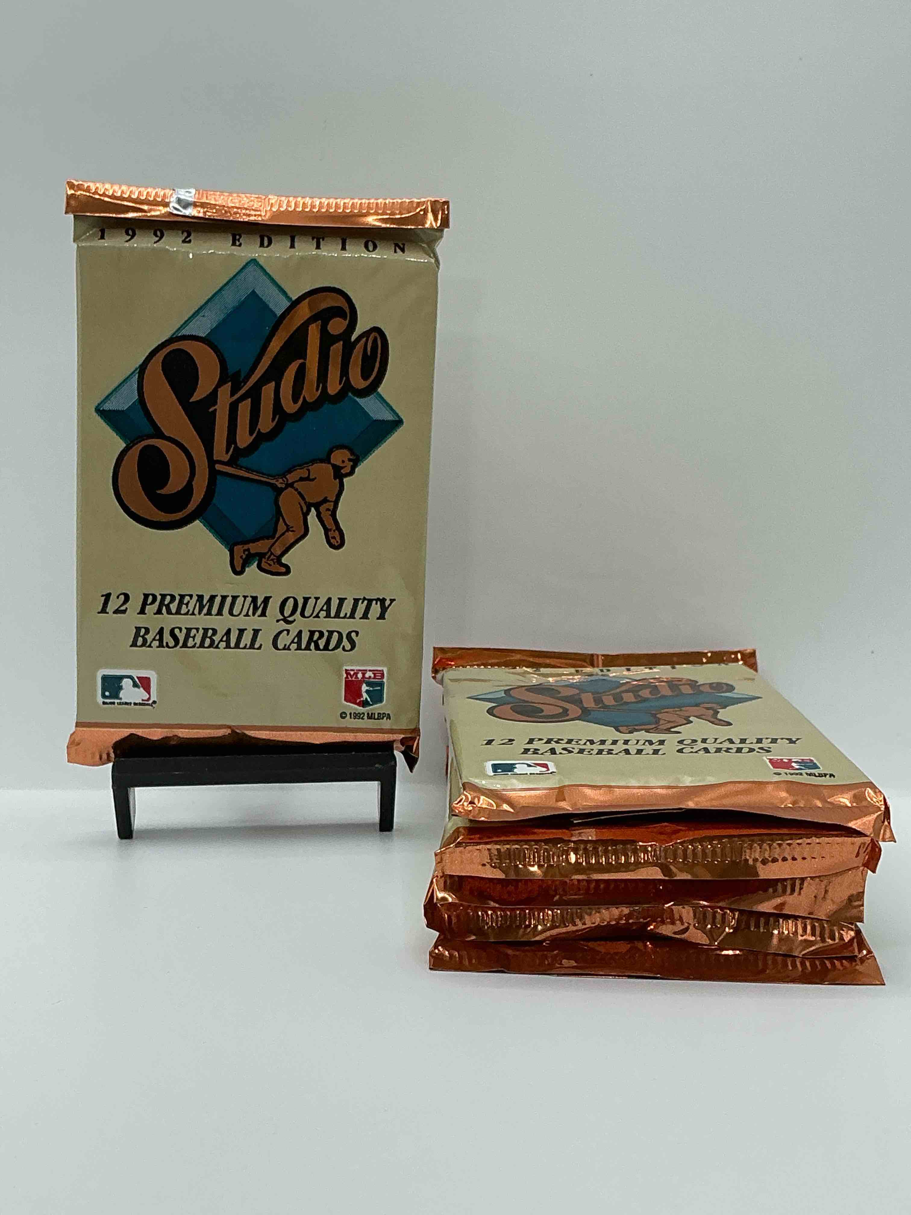 1992 leaf baseball sealed card pack, direct from original sealed retail case!search for jeff kent rookie #445 (psa 10 value $200), early ken griffey jr. & so much more! this year sought after by collectors for its gold leaf inserts. hard to find!