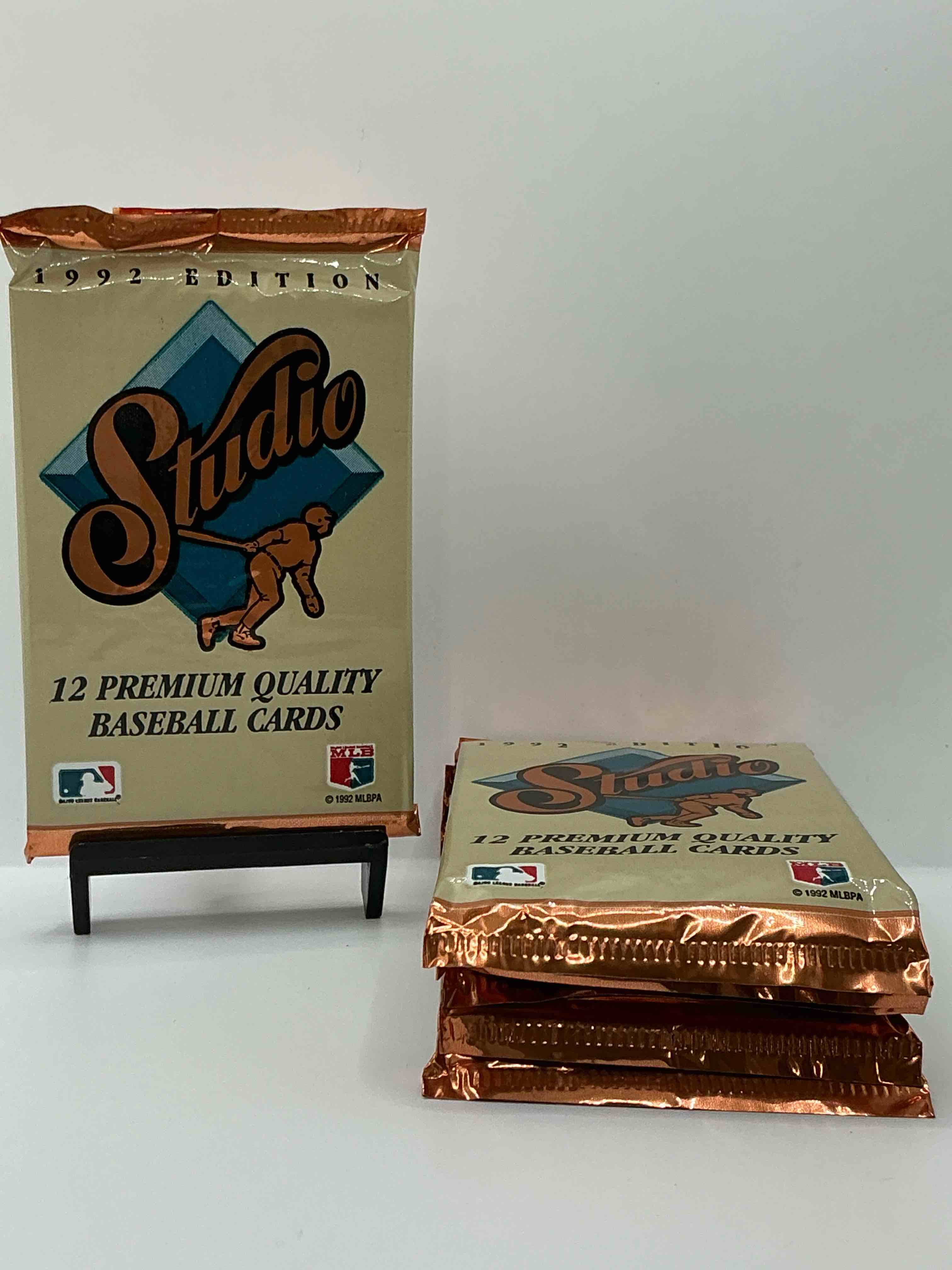 1992 leaf baseball sealed card pack, direct from original sealed retail case!search for jeff kent rookie #445 (psa 10 value $200), early ken griffey jr. & so much more! this year sought after by collectors for its gold leaf inserts. hard to find!