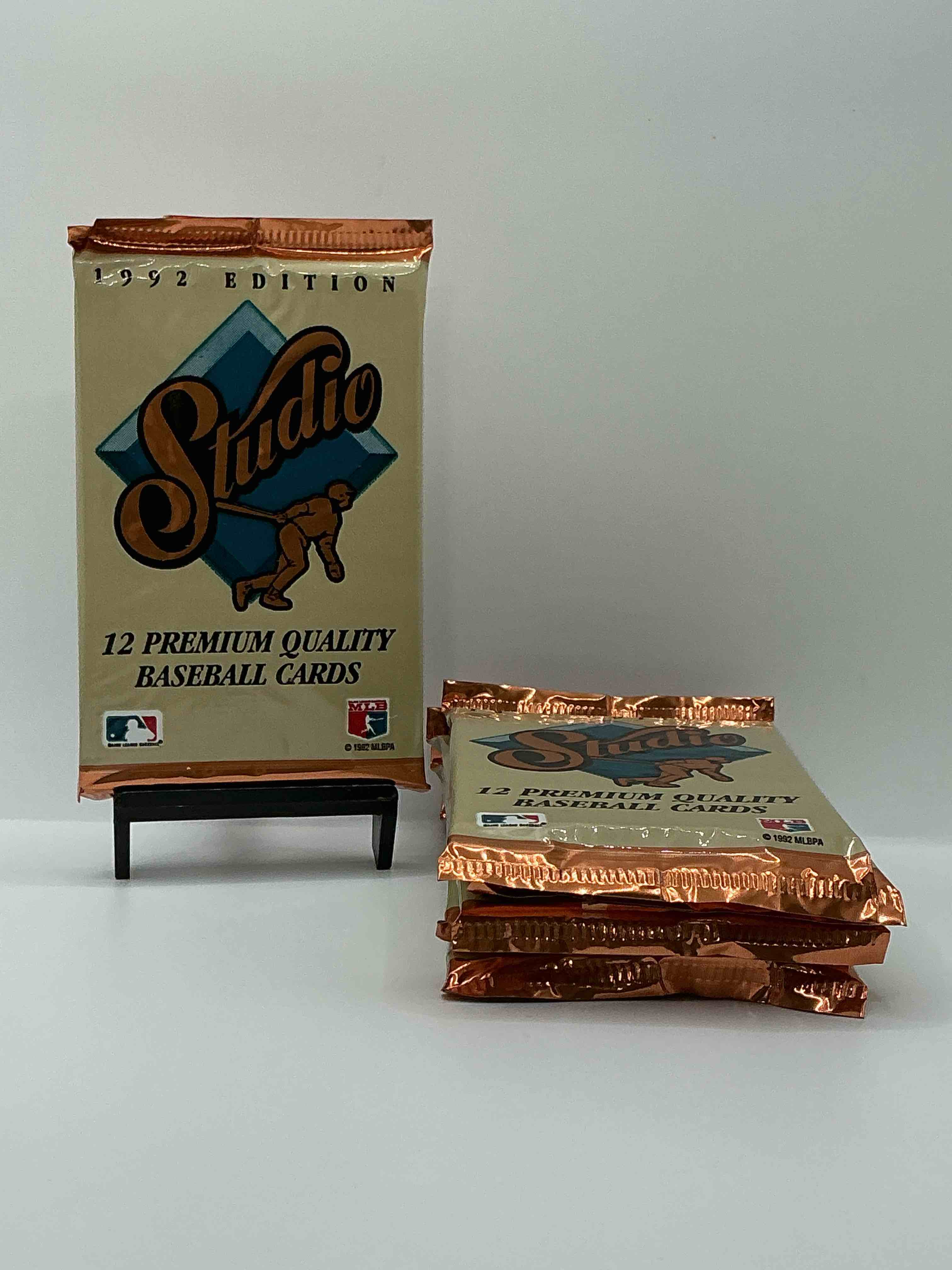 1992 leaf baseball sealed card pack, direct from original sealed retail case!search for jeff kent rookie #445 (psa 10 value $200), early ken griffey jr. & so much more! this year sought after by collectors for its gold leaf inserts. hard to find!