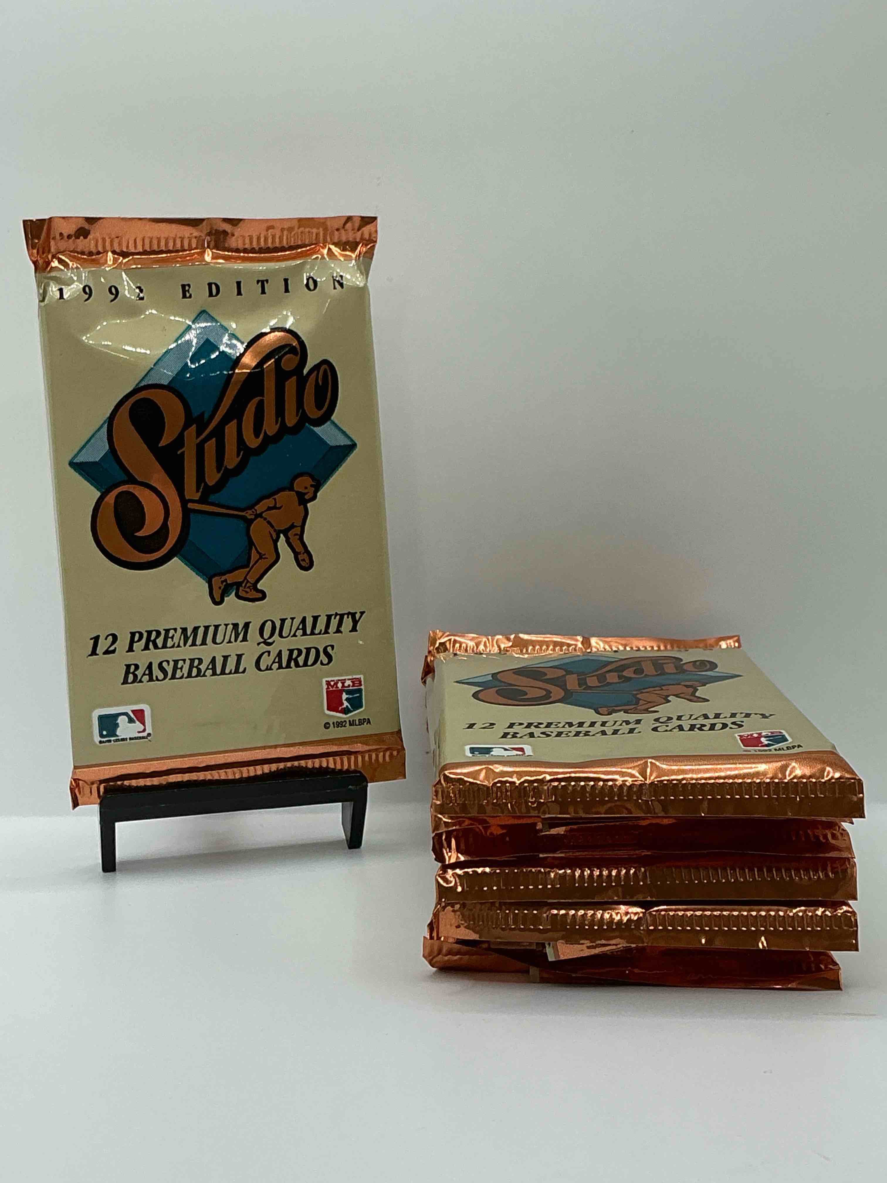 1992 leaf baseball sealed card pack, direct from original sealed retail case!search for jeff kent rookie #445 (psa 10 value $200), early ken griffey jr. & so much more! this year sought after by collectors for its gold leaf inserts. hard to find!