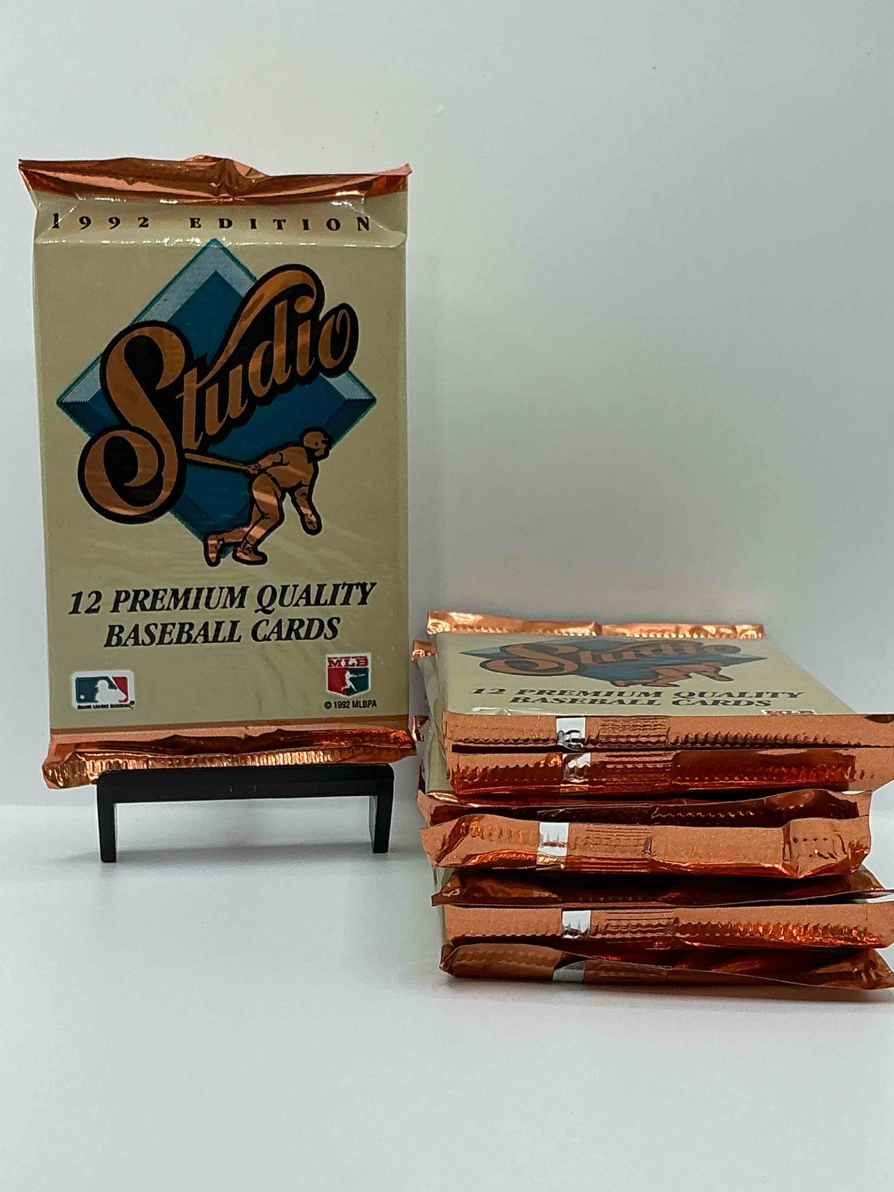 1992 leaf baseball sealed card pack, direct from original sealed retail case!search for jeff kent rookie #445 (psa 10 value $200), early ken griffey jr. & so much more! this year sought after by collectors for its gold leaf inserts. hard to find!