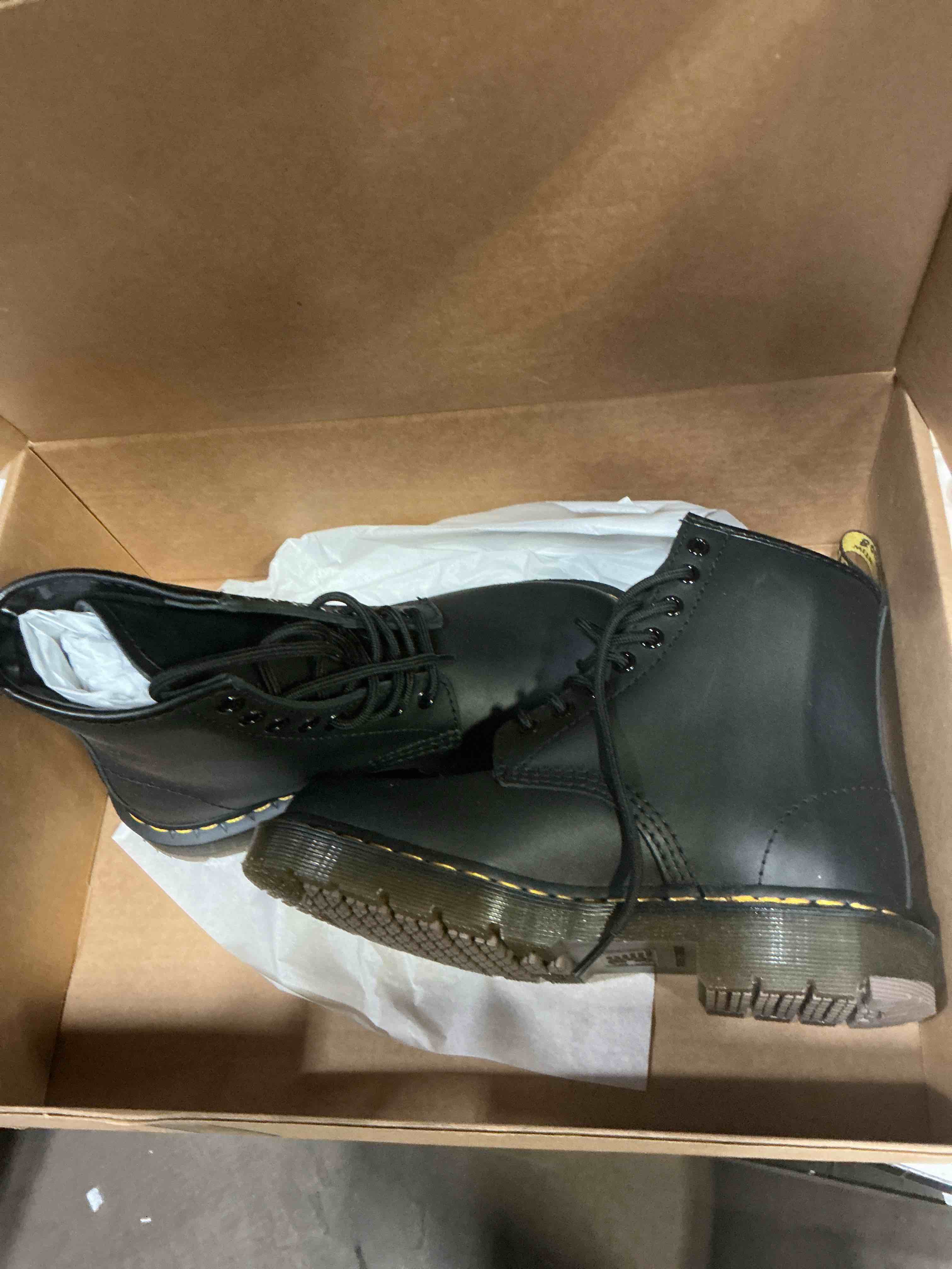Condition photo showing New/Like New for dr. martens unisex adult 1460 mono smooth leather((size 5))