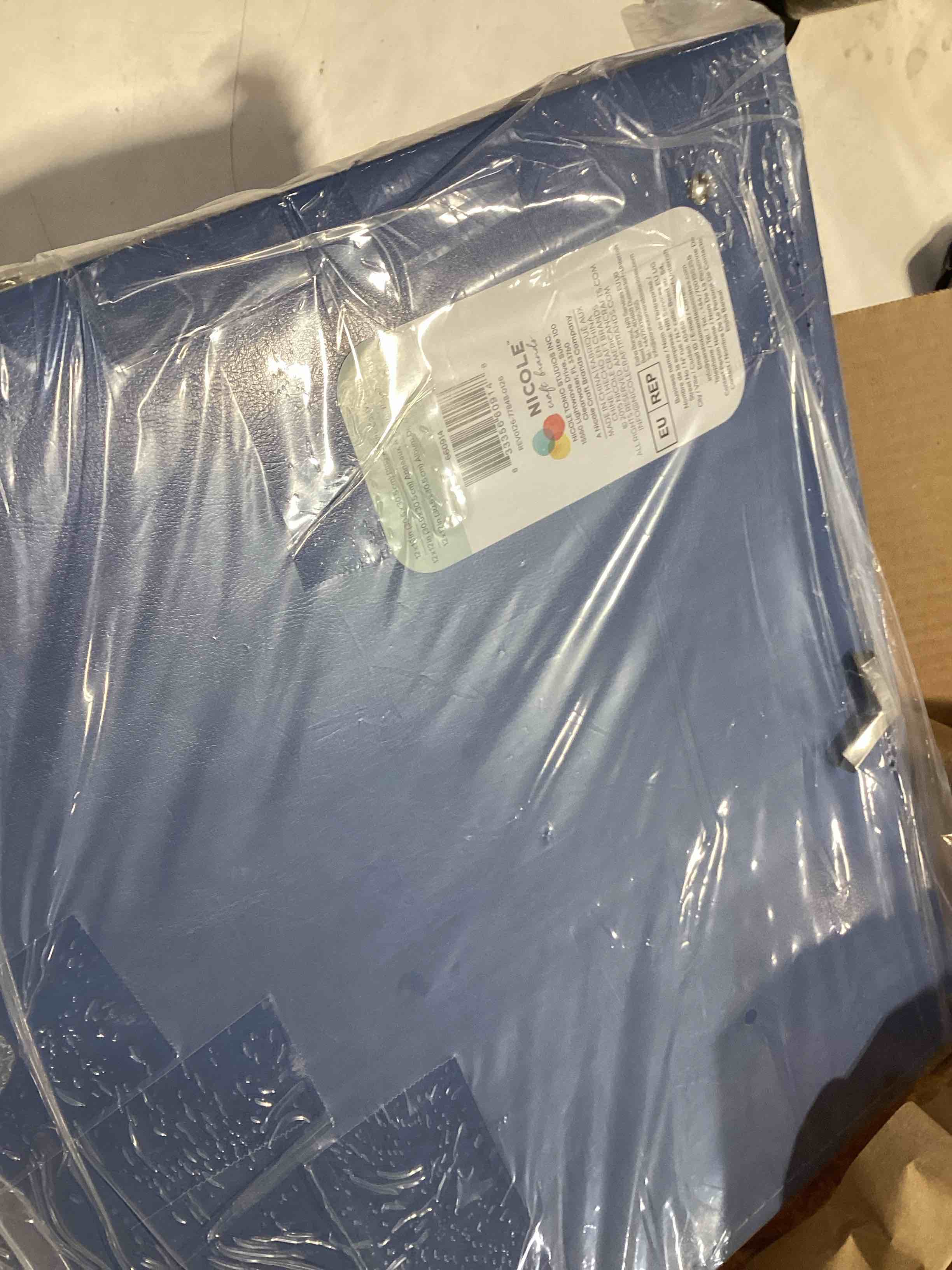 Condition photo showing Good Condition for we r memory keepers 12x12 photo album country blue protect memories & photos, acid-free faux leather, snag-free rings, includes 5 page protectors