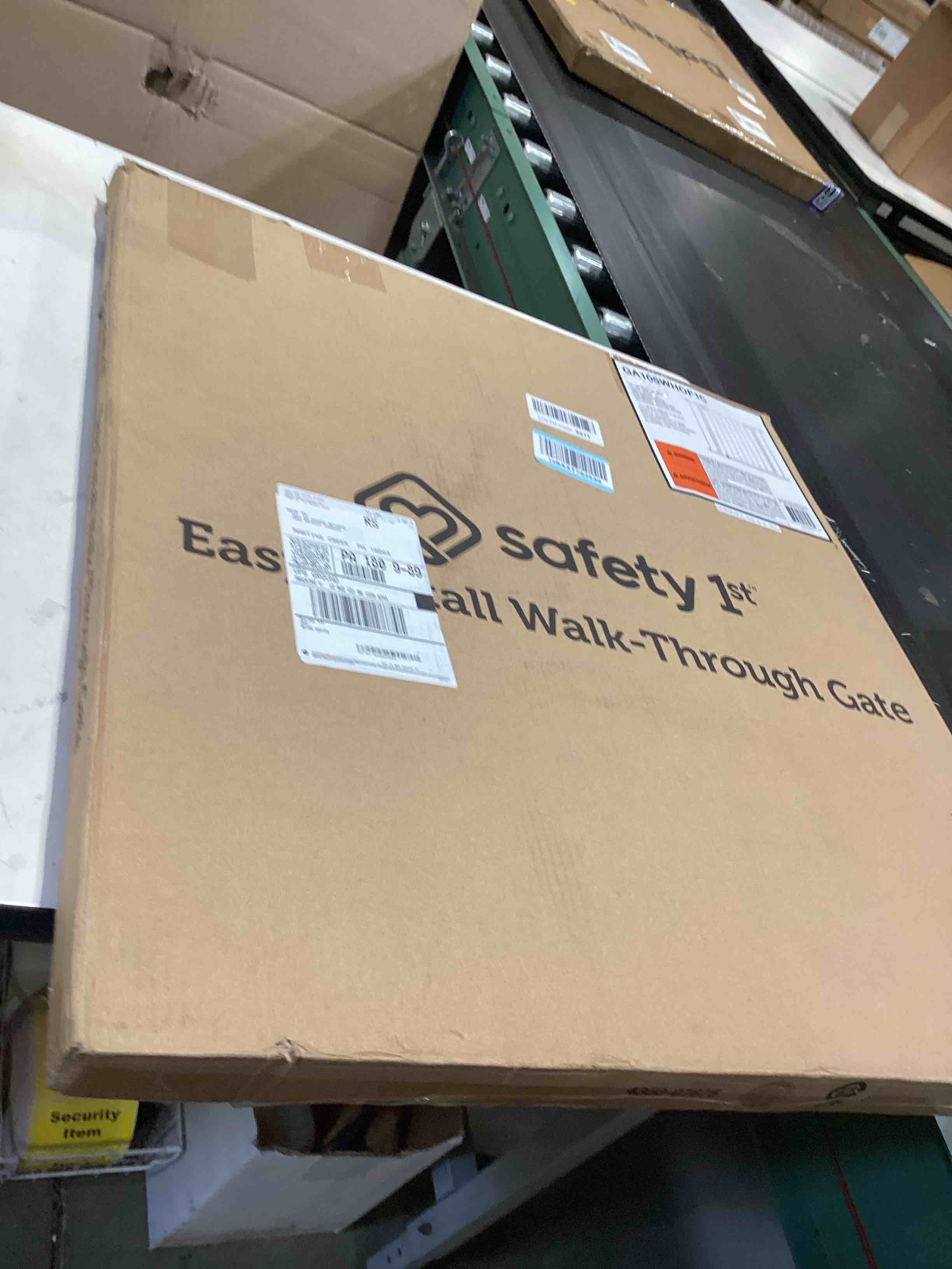 Condition photo showing Good Condition for safety 1st easy install walk thru baby gate for doorway with door, dog gates, fits 29"-38", easy install 28" tall, white 1-pack 29" to 38" wide x 28" tall white