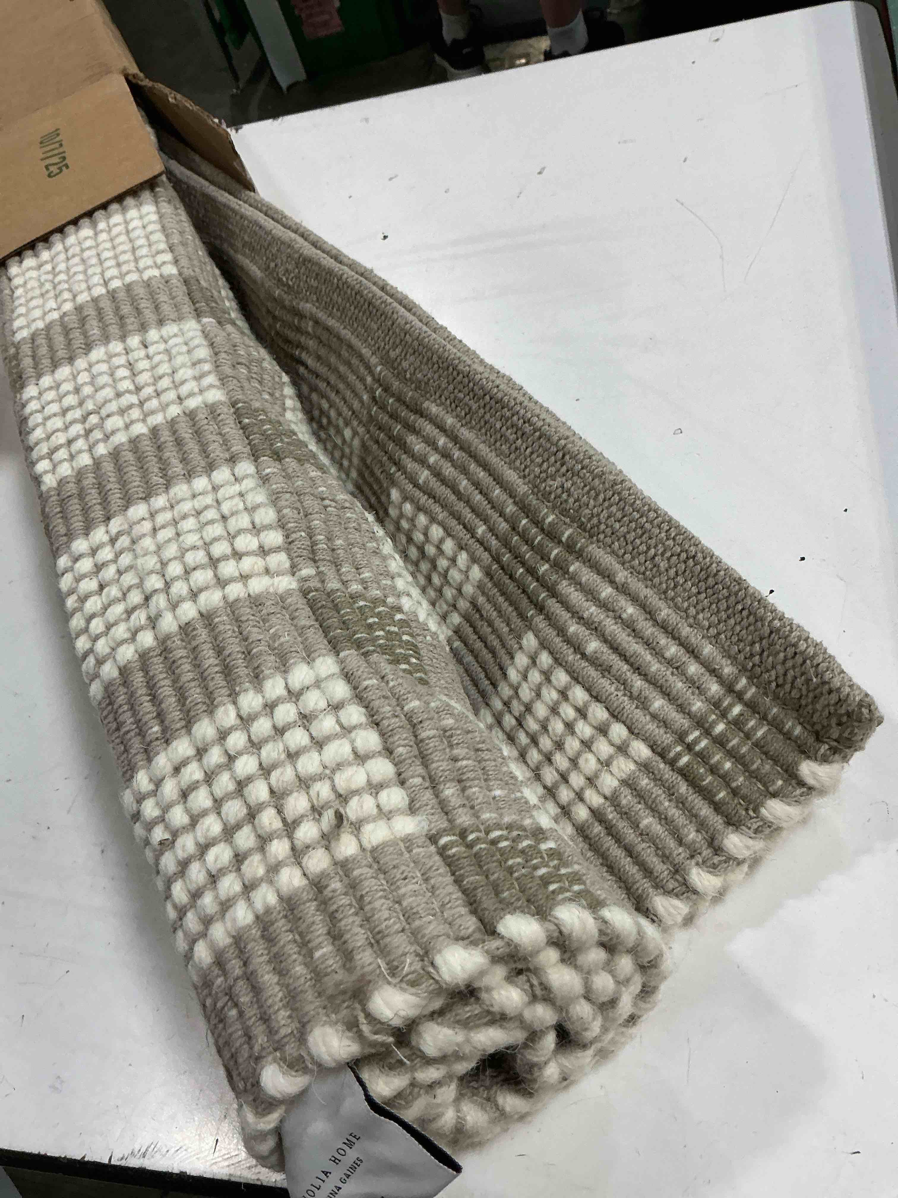 Condition photo showing Good Condition for loloi magnolia home by joanna gaines ryder collection ryd-02 stone/ivory 3'-6" x 5'-6" accent rug stone / ivory 3'6" x 5'6" (rectangular)