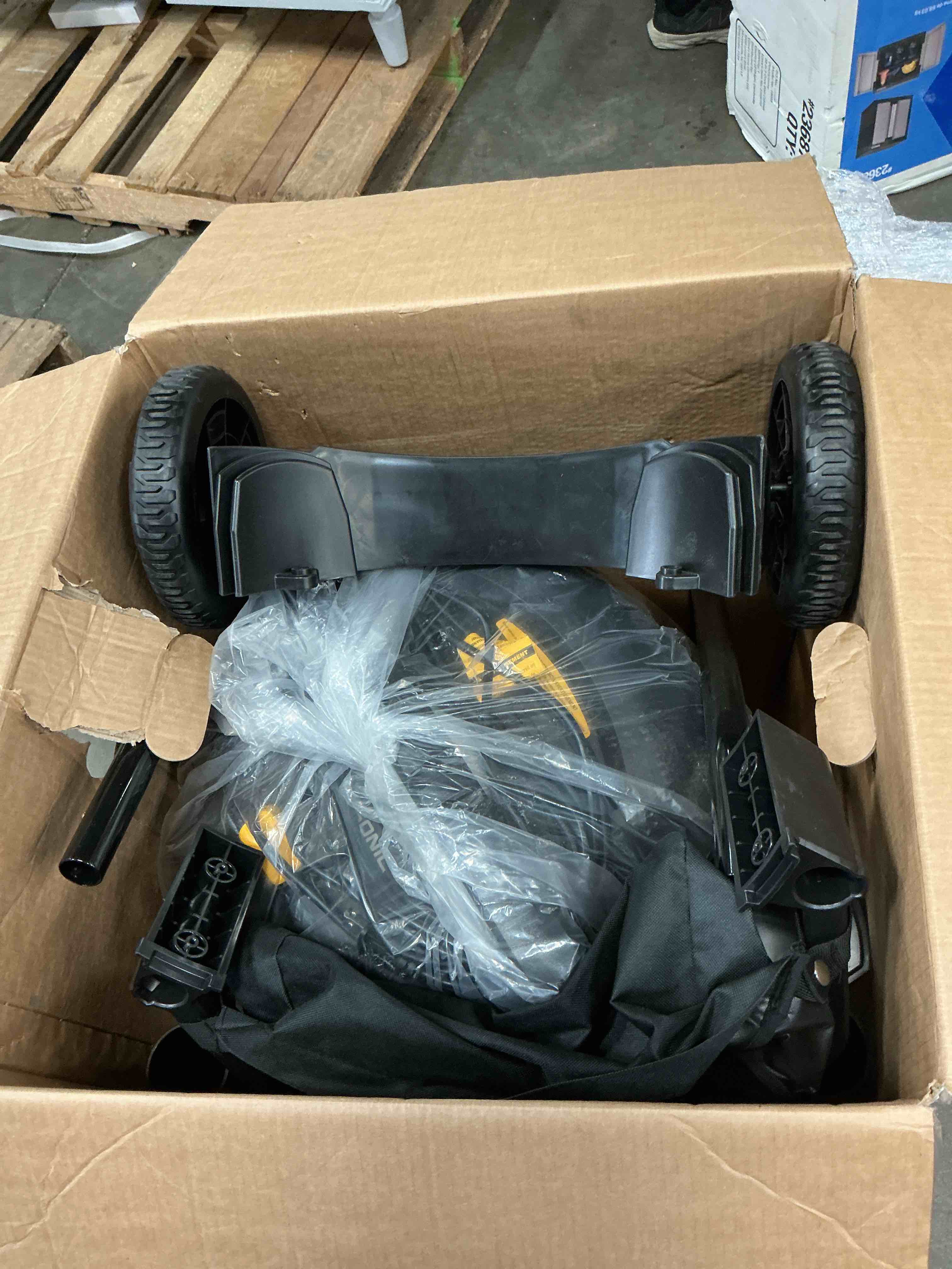 Condition photo showing Good Condition for dewalt stealthsonic quiet 9-gallon 5 hp corded wet/dry shop vacuum with accessorie 5248116