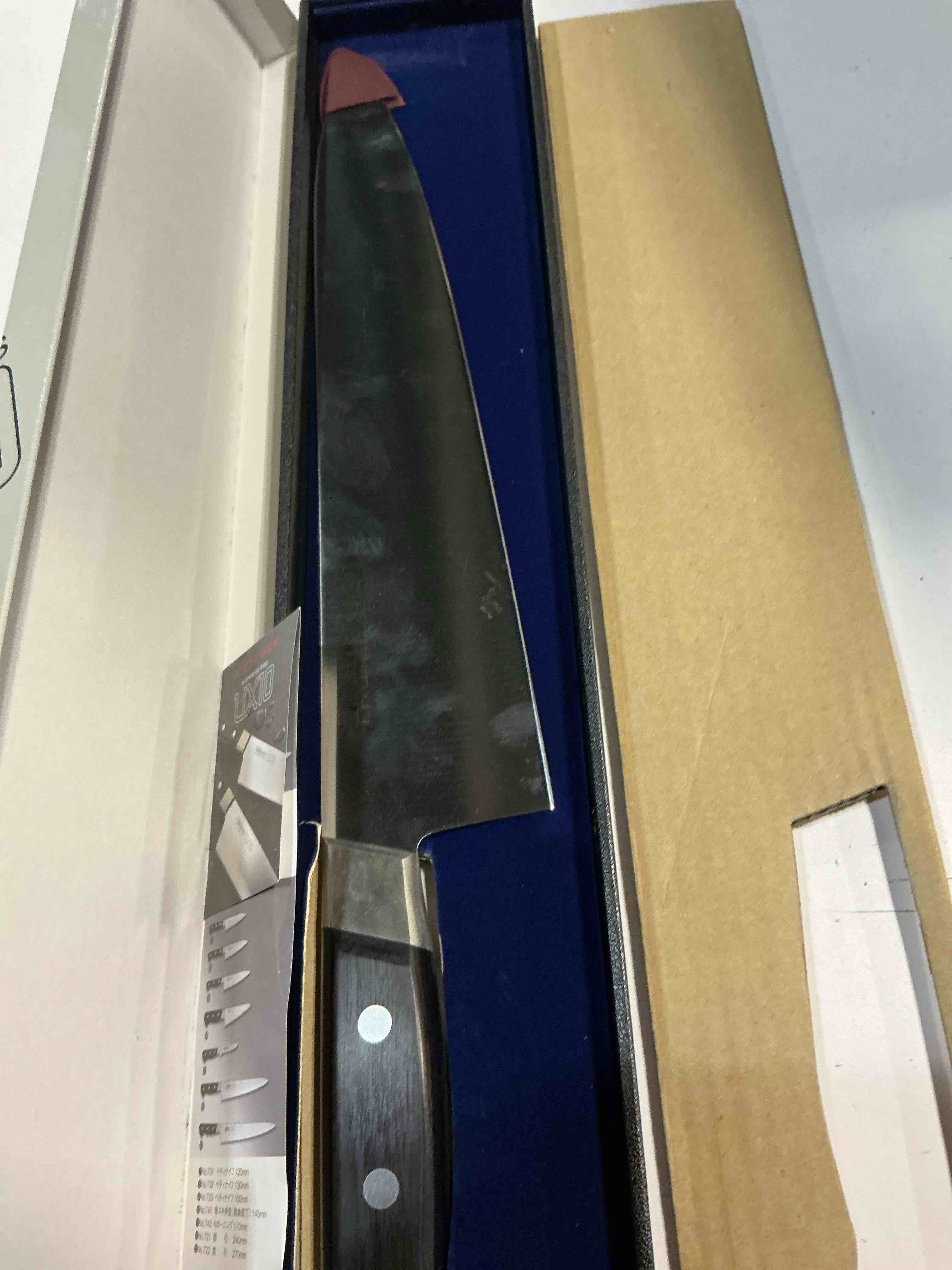 Condition photo showing Good Condition for misono ux10 gyuto no. 711/18cm