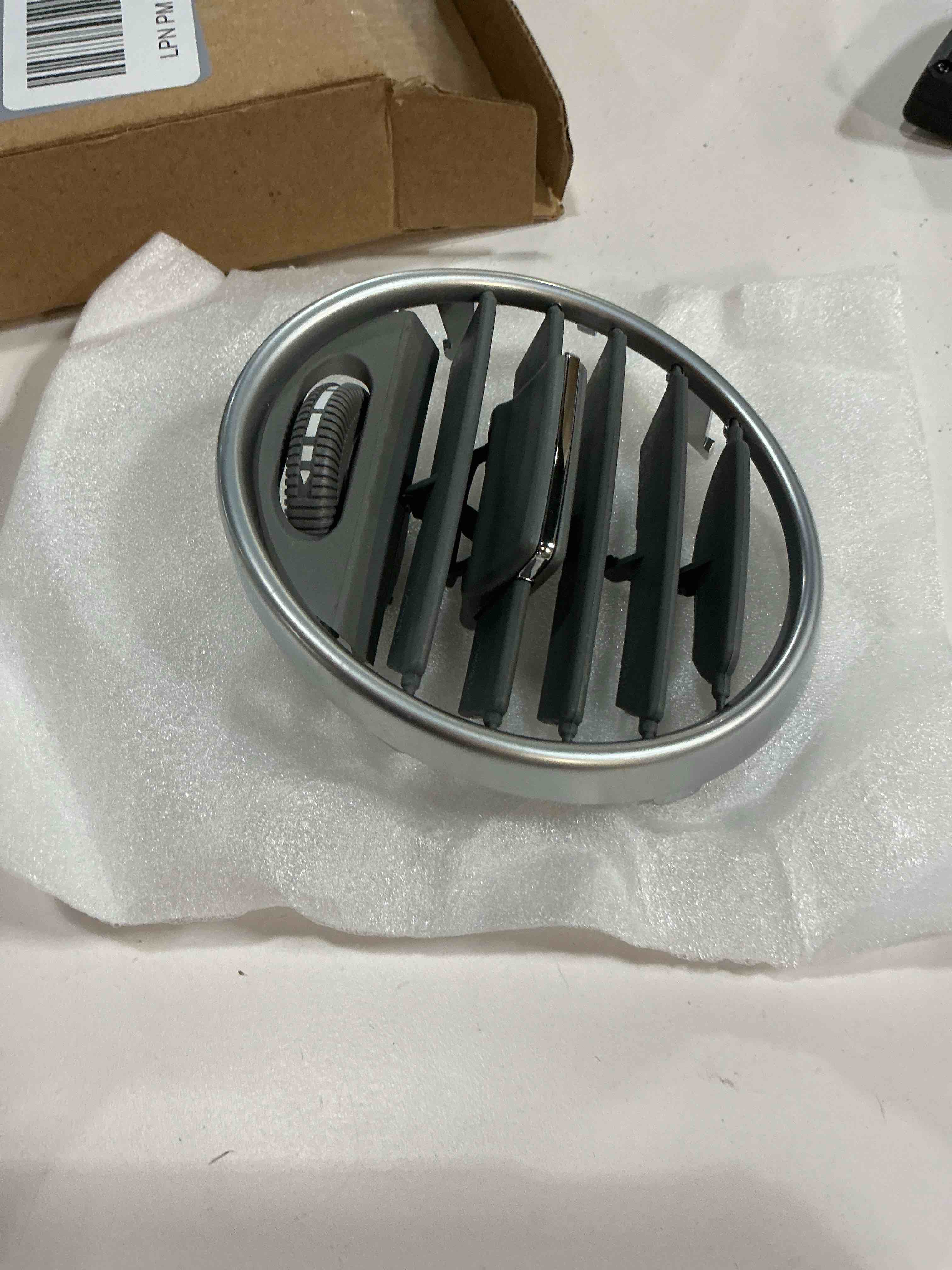Condition photo showing New/Like New for hoypeyfiy 1648301954 left and right side air conditioning vent grilles, replacement for mercedes benz gl 350 450 550 2006-2012, ml 300 350 500 2005-2011, replaces a1648301954 (grey)
