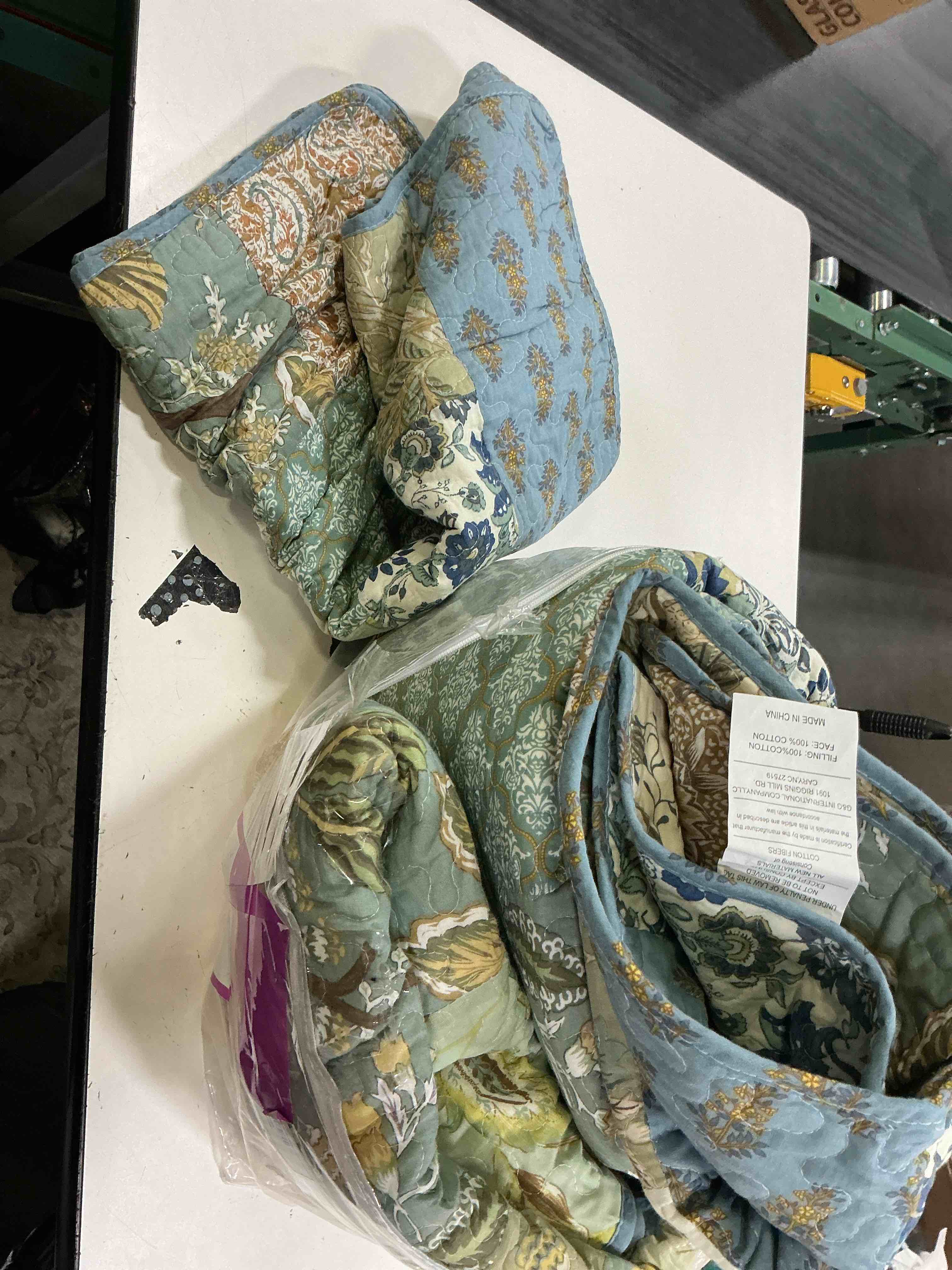 Condition photo showing Good Condition for boho earhy quilt set, king size