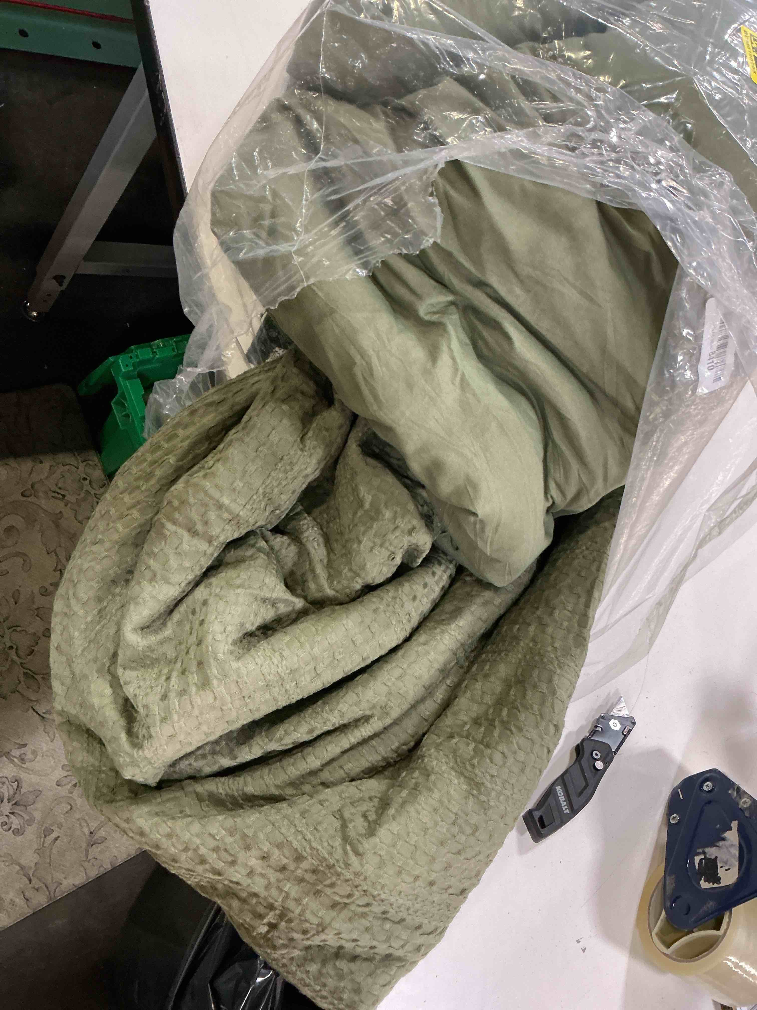 Condition photo showing As Is for green waffle stitch comforter set (size unknown)