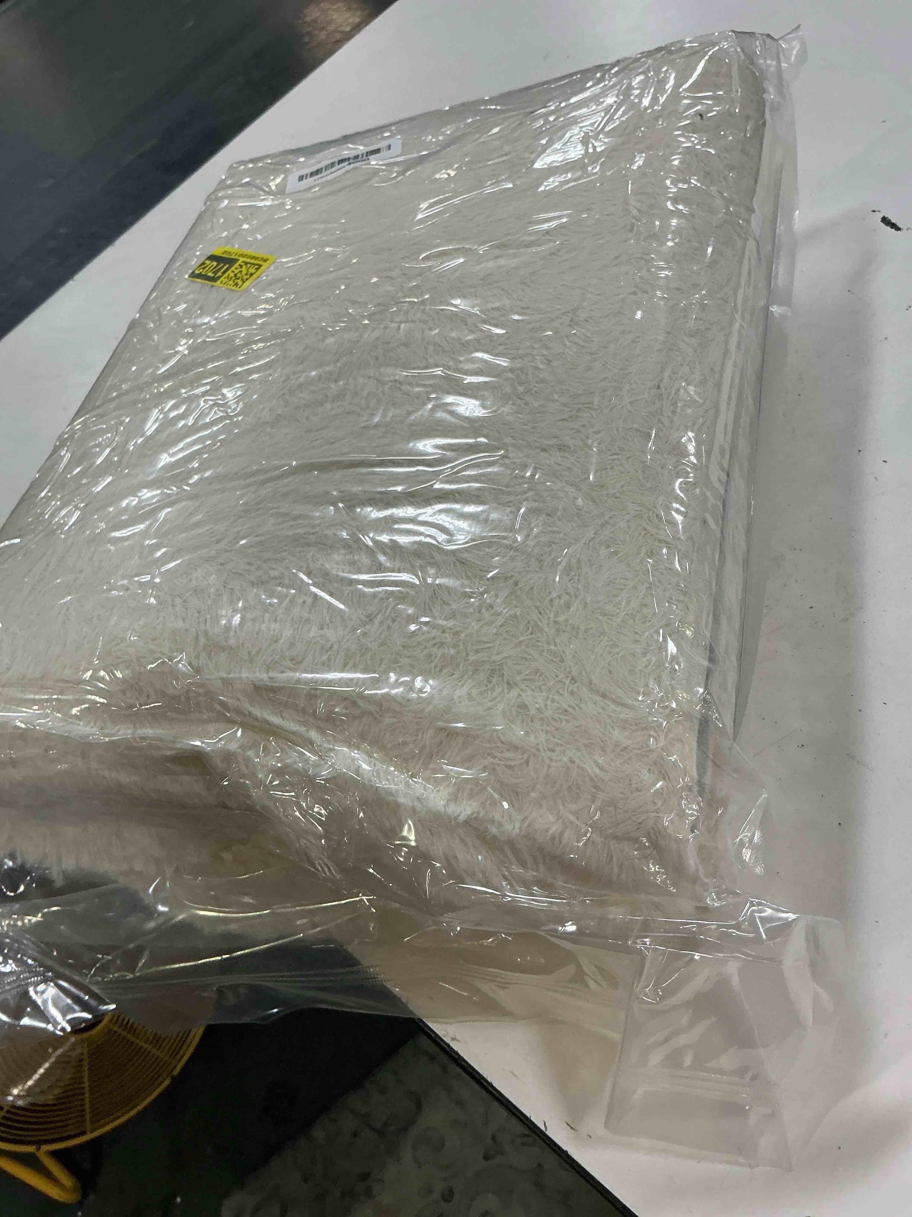 Condition photo showing New/Like New for white soft shag rug, medium
