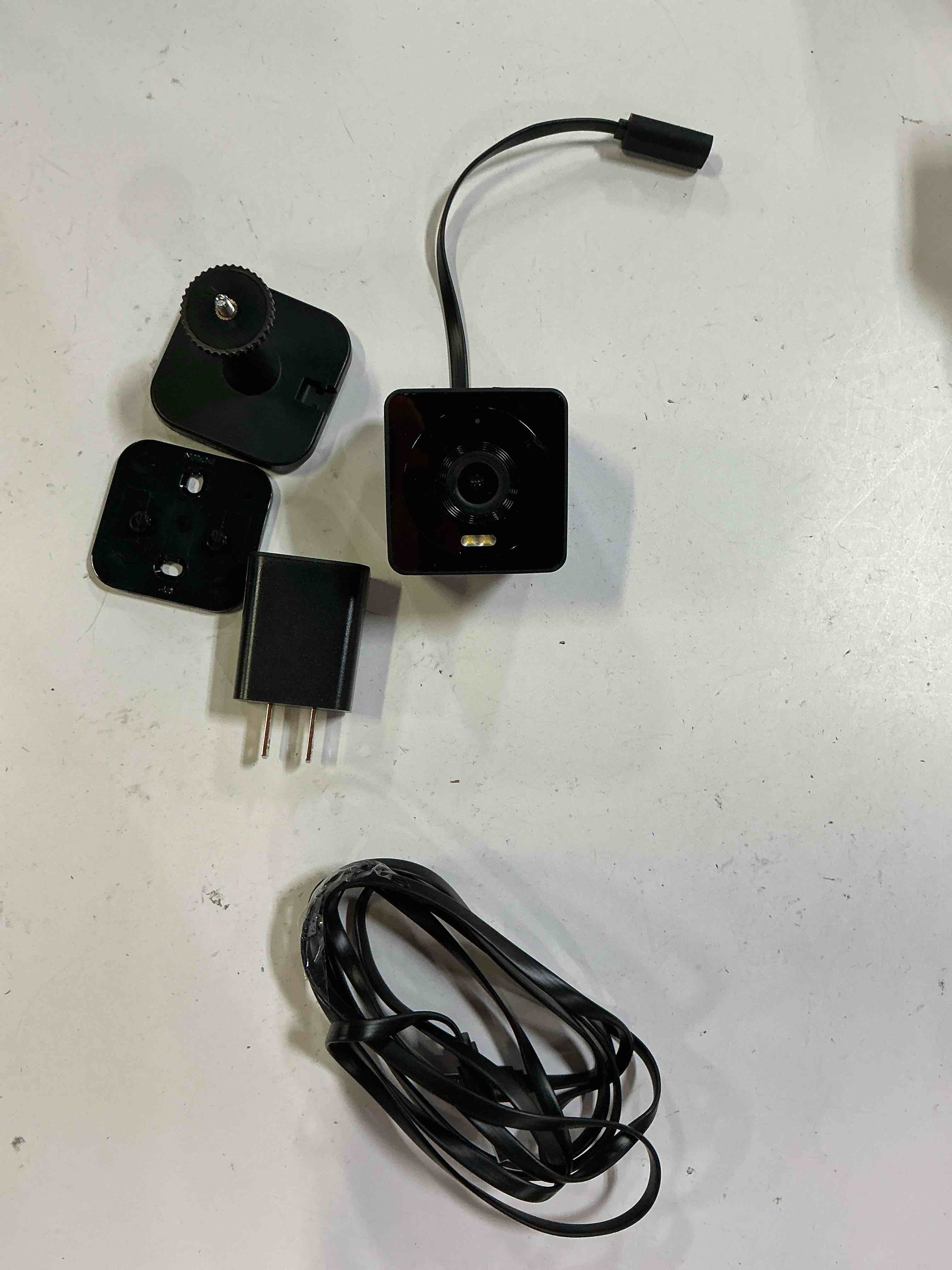 Condition photo showing Good Condition for cam v4 wi-fi 2.5k qhd indoor/outdoor plug-in smart home security camera, color night vision, 2-way audio (black)