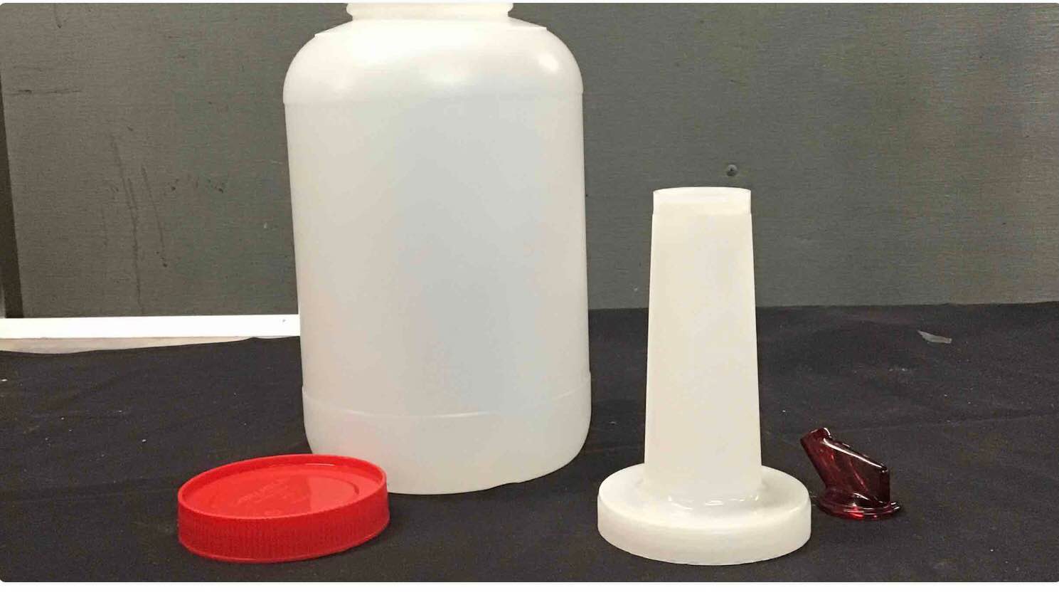 Squeeze Bottle With Lid And Pourer 