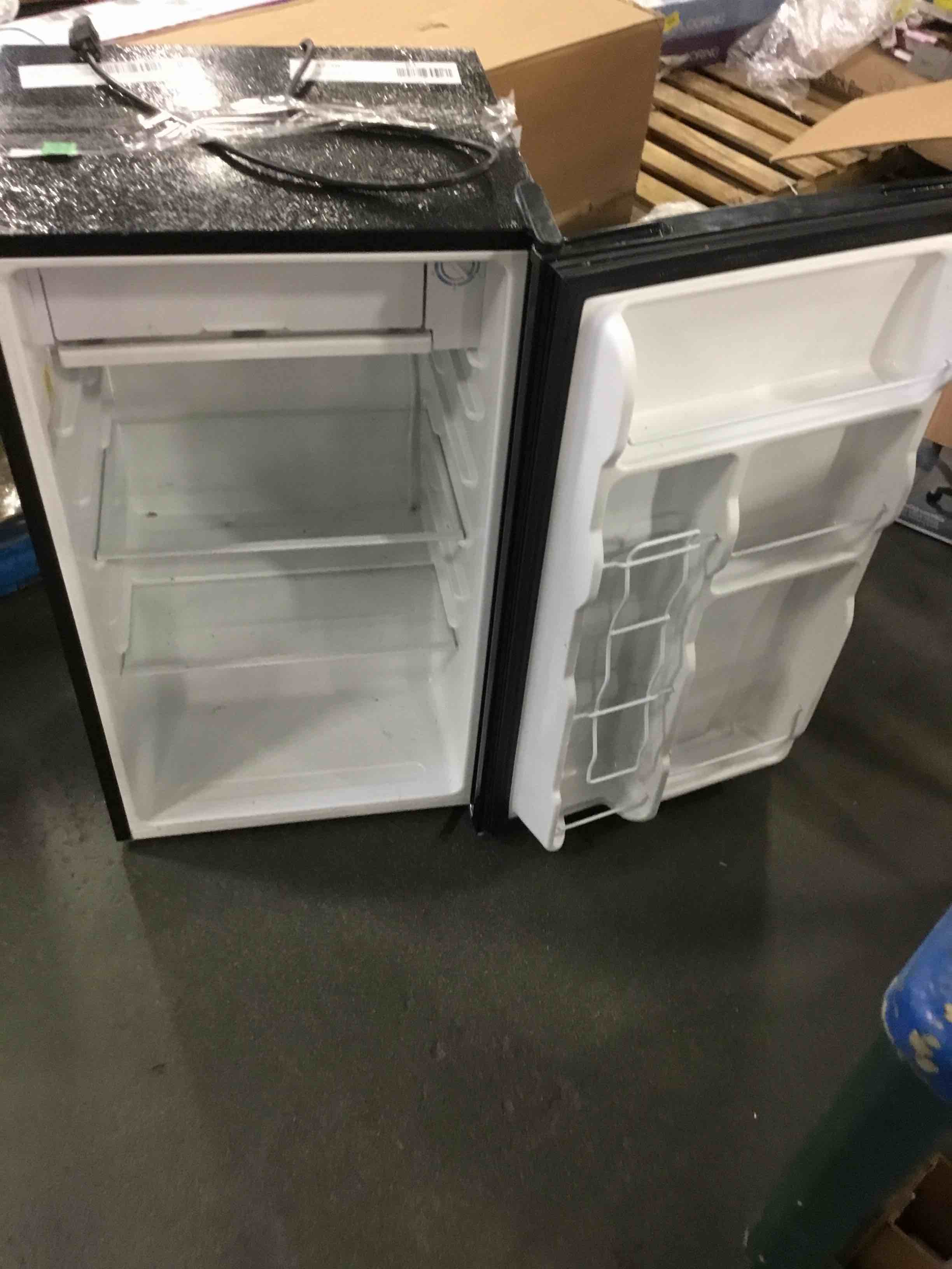 https://s3.amazonaws.com/lotting-images-prod/bidfta/RED1496510_1637354208143.jpeg