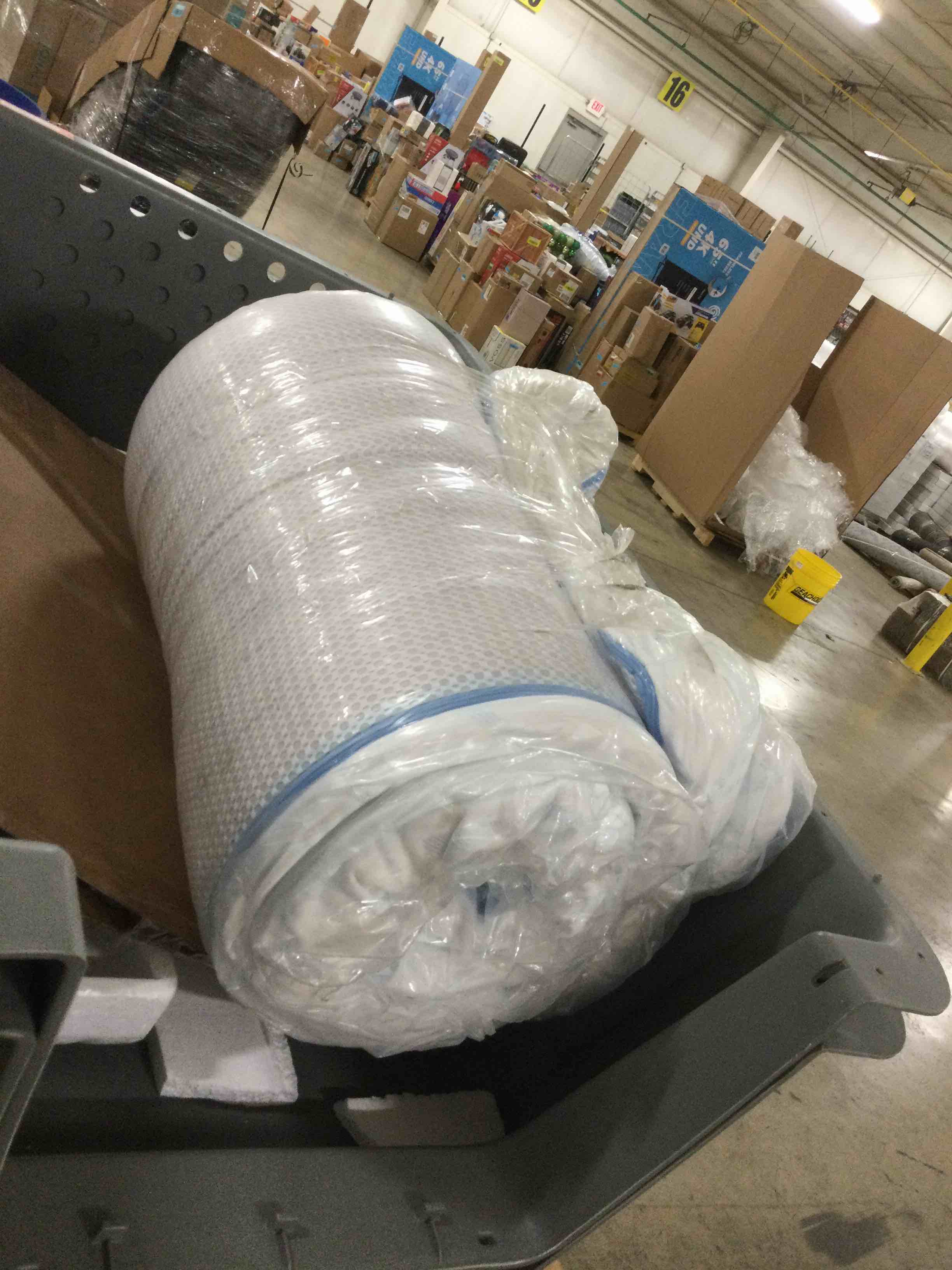 https://s3.amazonaws.com/lotting-images-prod/bidfta/RED1788283_1649342422797.jpeg