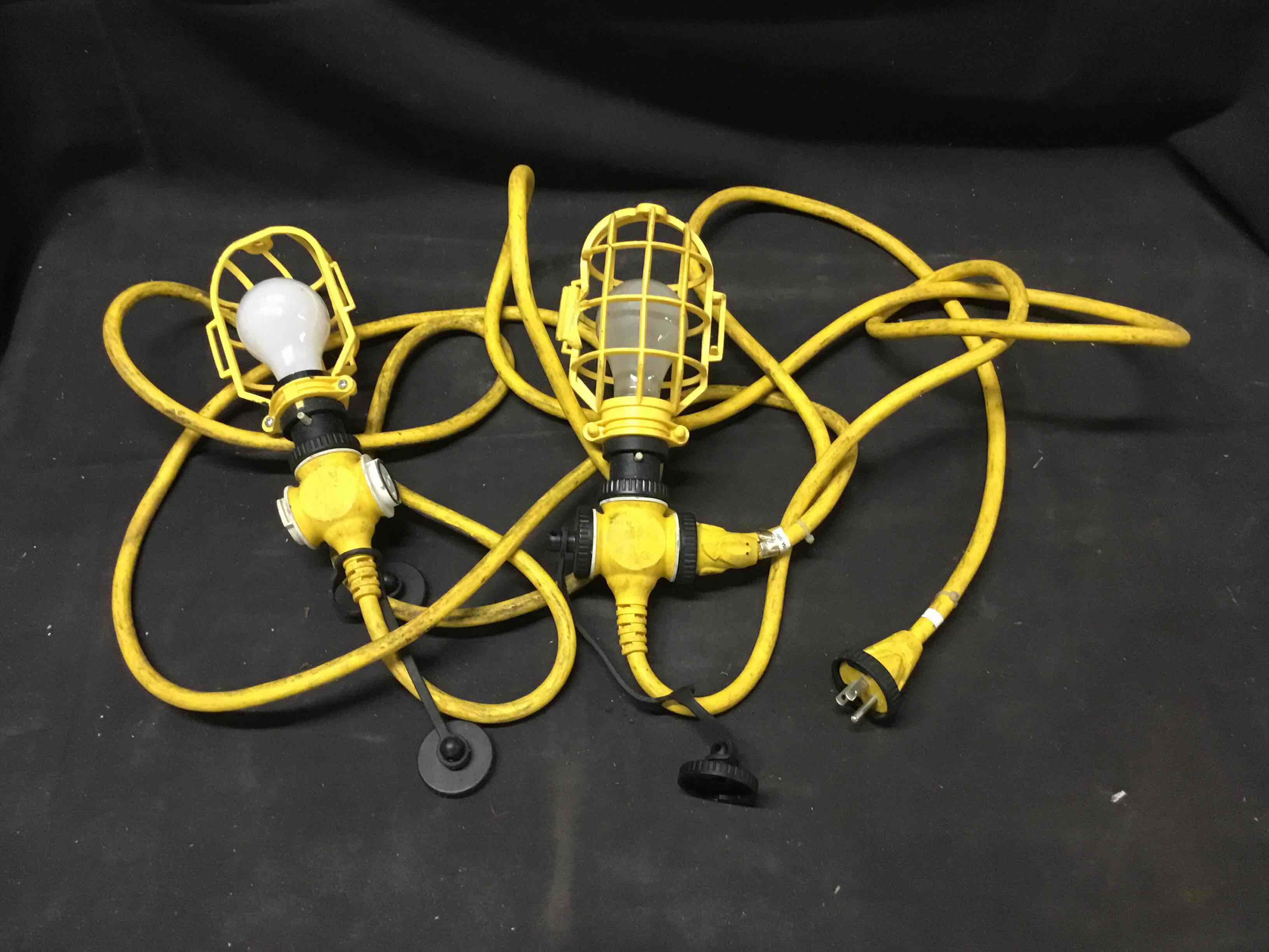 2-Bulb Work Light With Power Cord Outlet