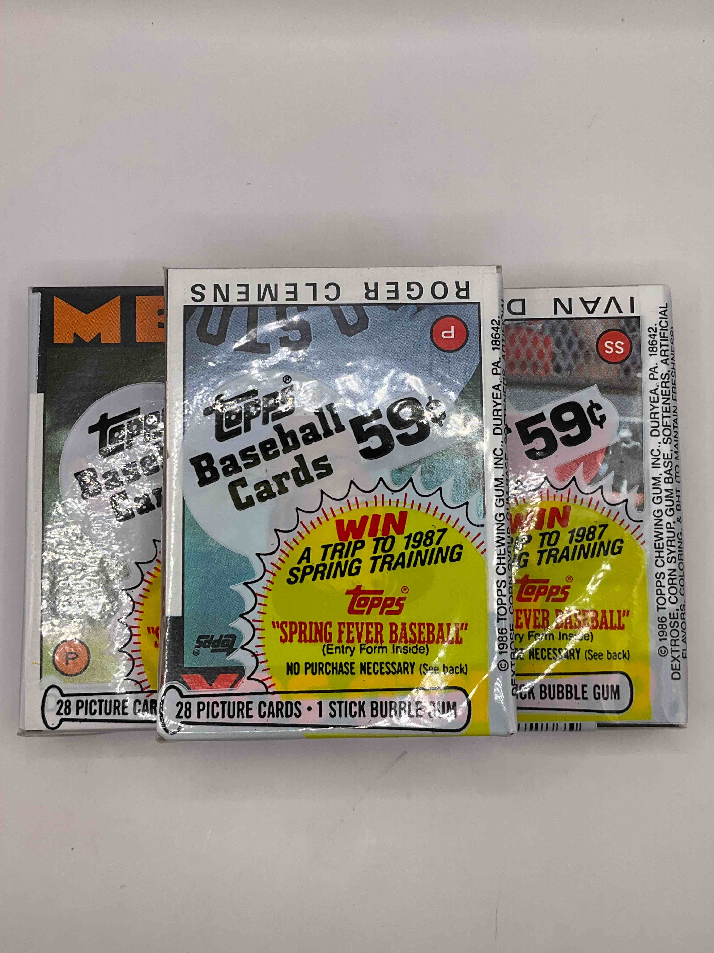 Wow! 1986 Topps Baseball 28 Card Cello Packs! Direct From Original Box! Roger Clemens On Front! Search For Bo Jackson & Barry Bonds Rookies! As Well As Valuable Nolan Ryan, Rickey Henderson, Don Mattingly & Eric Davis Cards! 