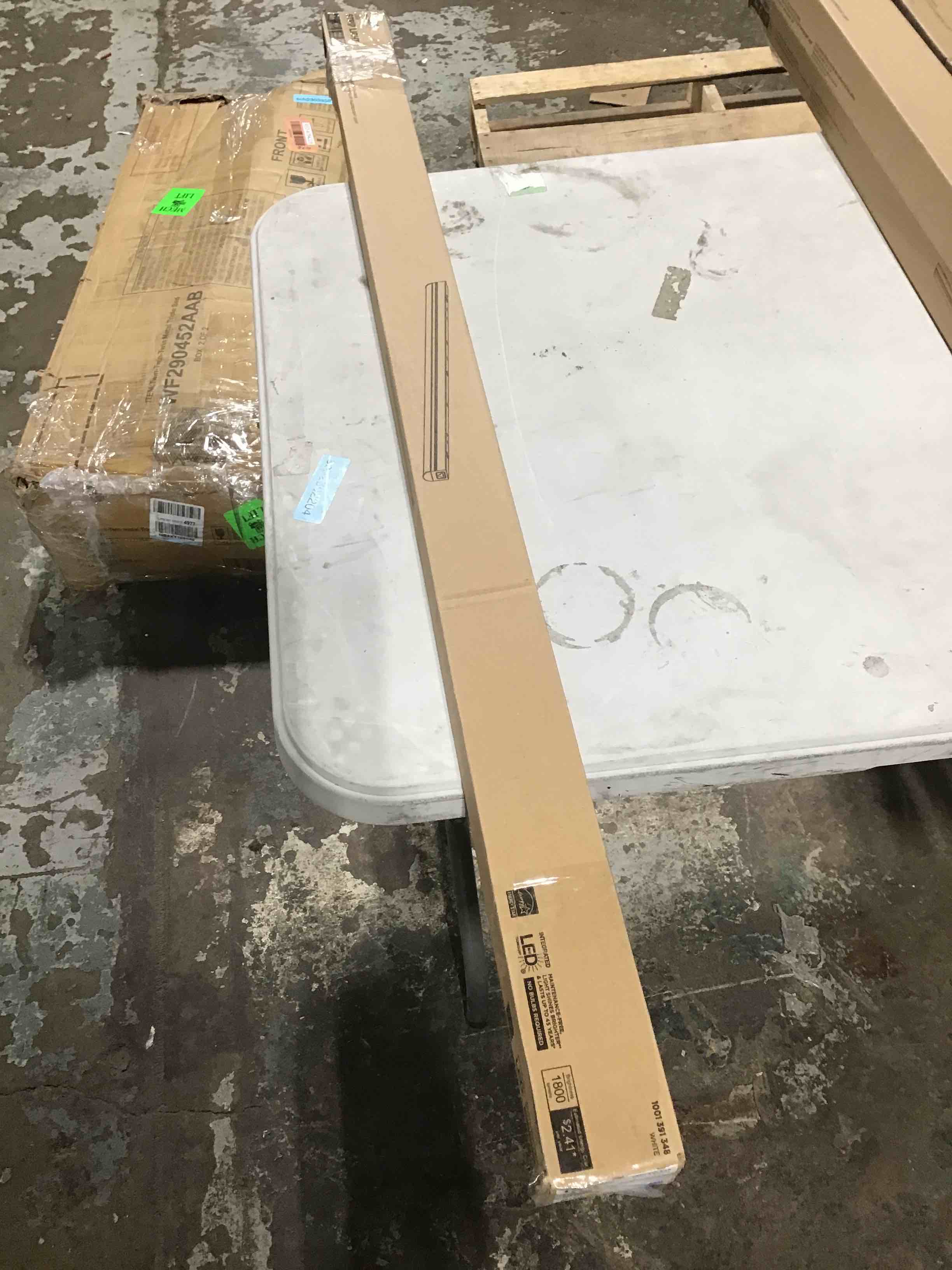 https://s3.amazonaws.com/lotting-images-prod/bidfta/RED3046445_1690393294007.jpeg