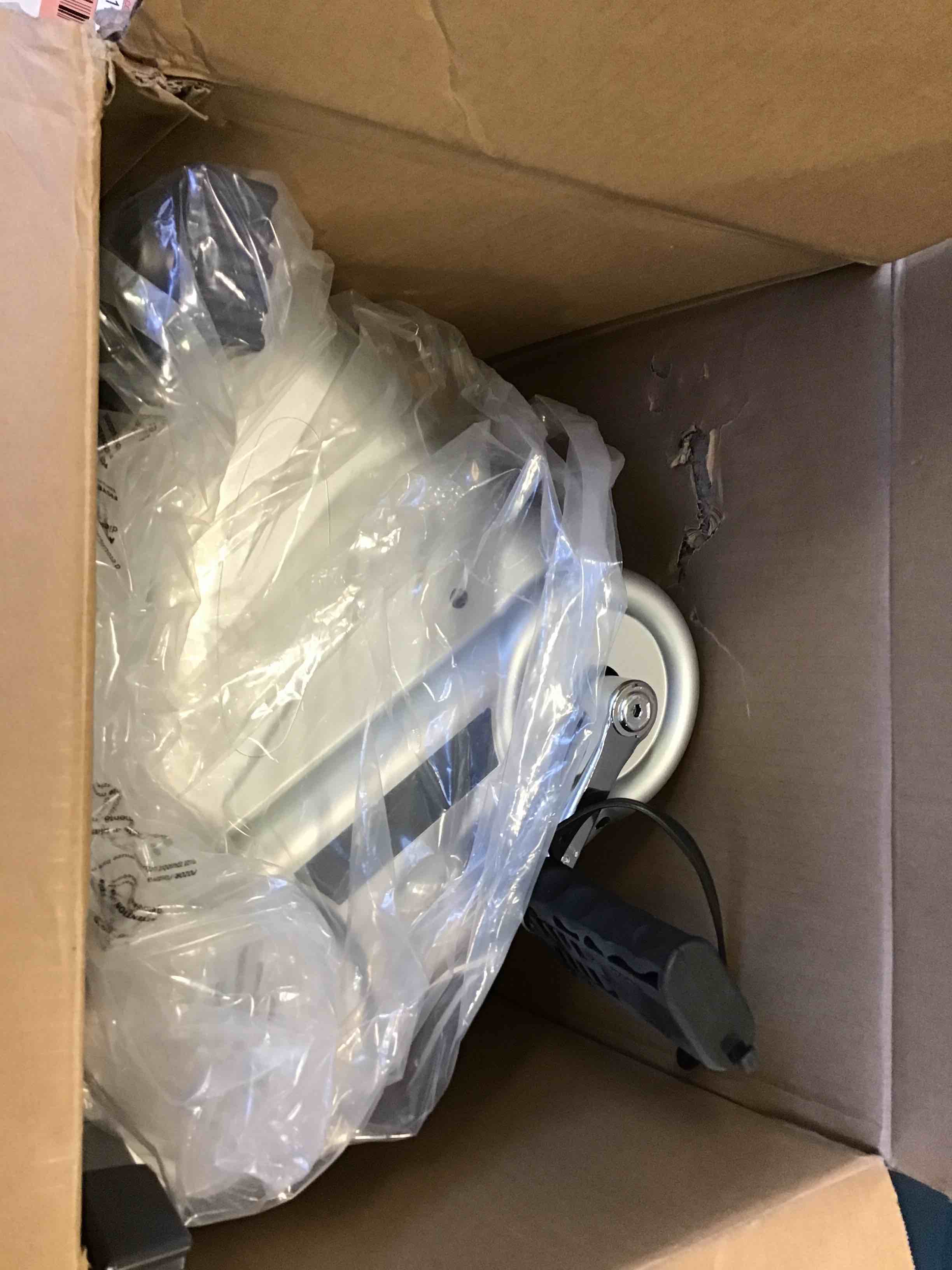 https://s3.amazonaws.com/lotting-images-prod/bidfta/RED3317082_1660401759897.jpeg
