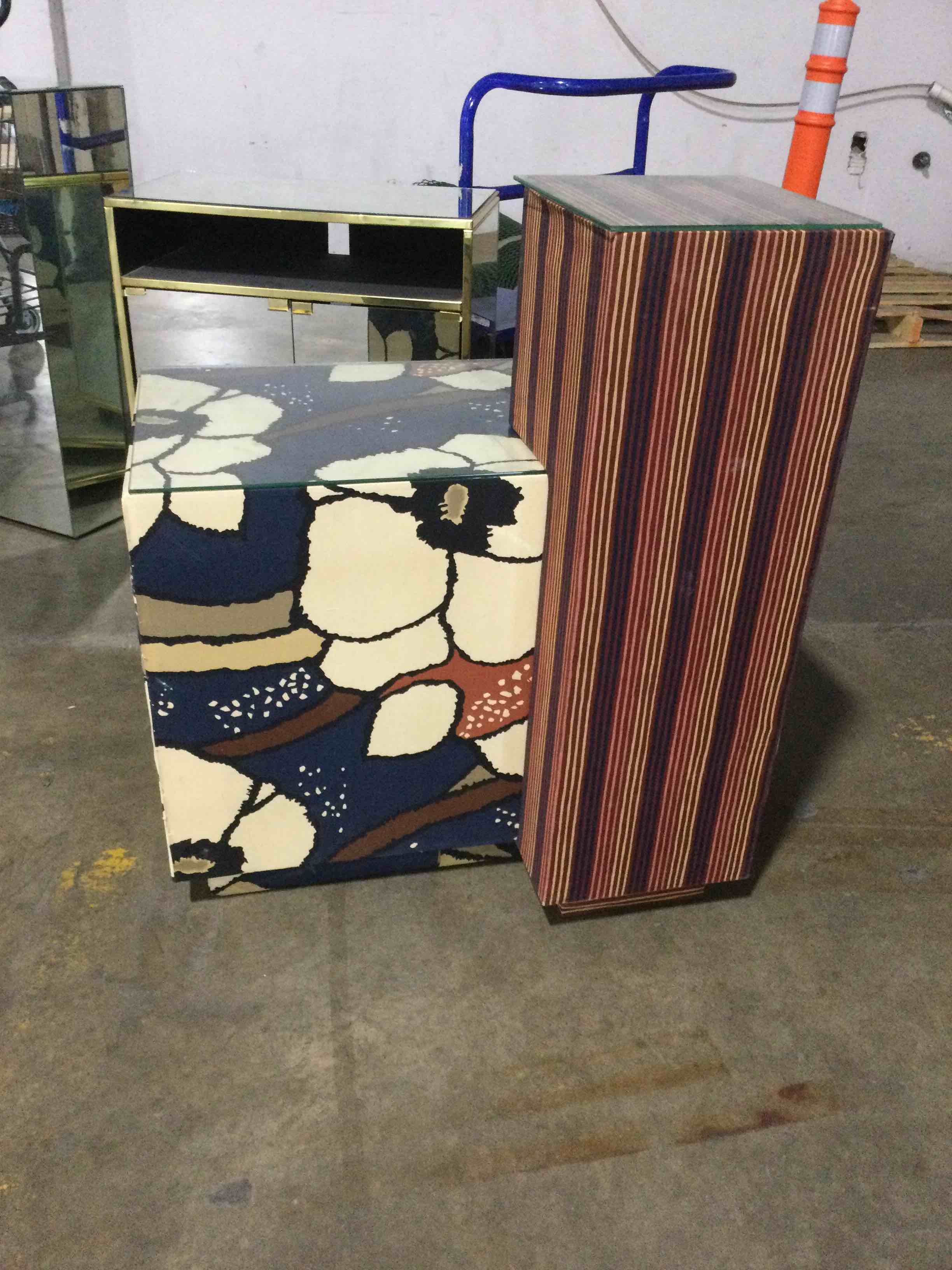 Two piece floor shelving unit