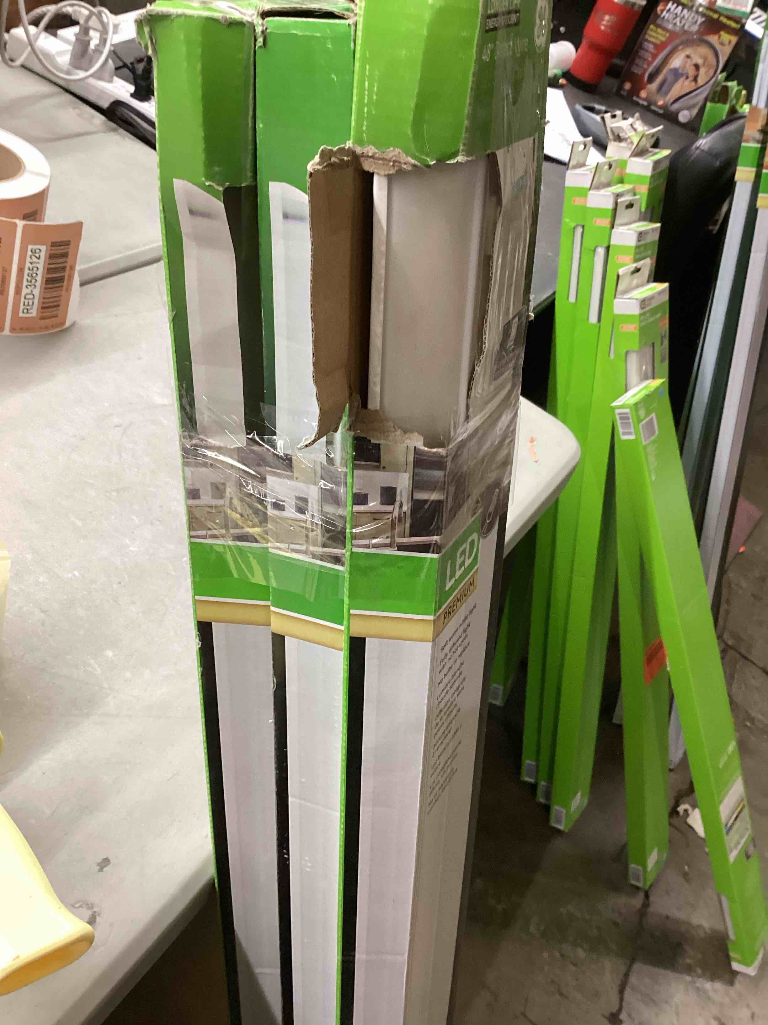 https://s3.amazonaws.com/lotting-images-prod/bidfta/RED3565115_1702493512394.jpeg