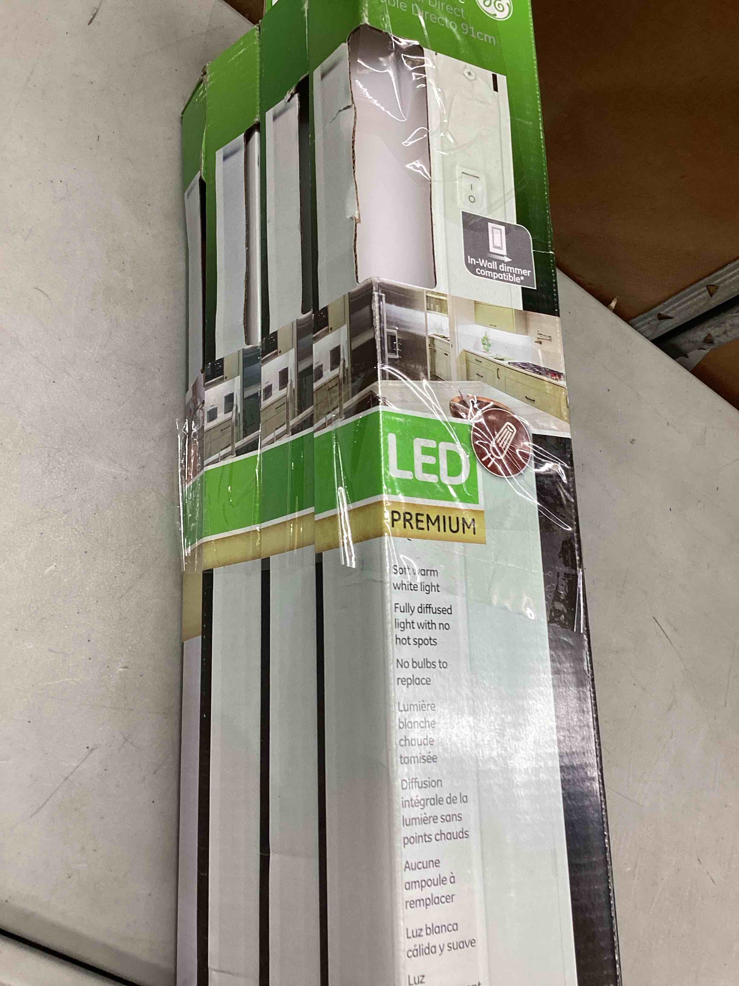 https://s3.amazonaws.com/lotting-images-prod/bidfta/RED3565120_1702493914762.jpeg