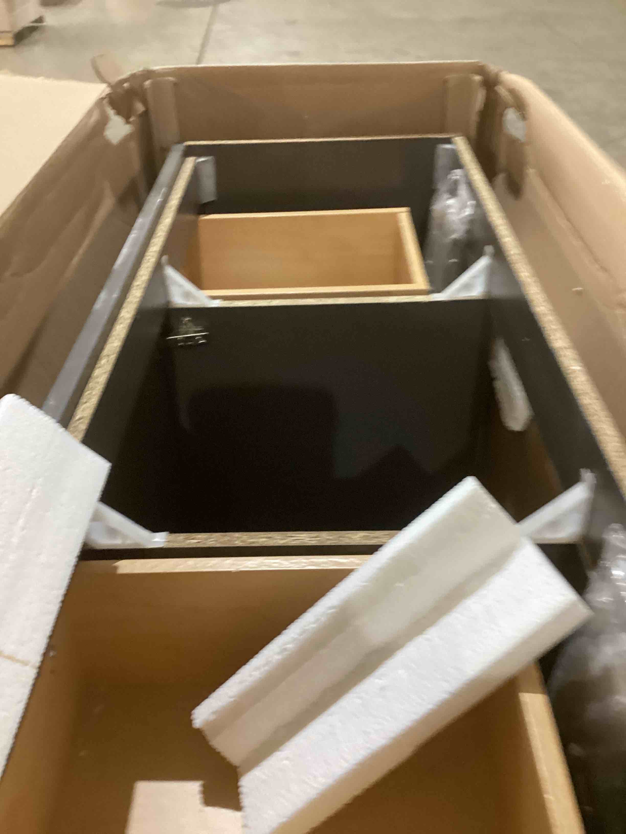 https://s3.amazonaws.com/lotting-images-prod/bidfta/RED3570085_1708694174003.jpeg