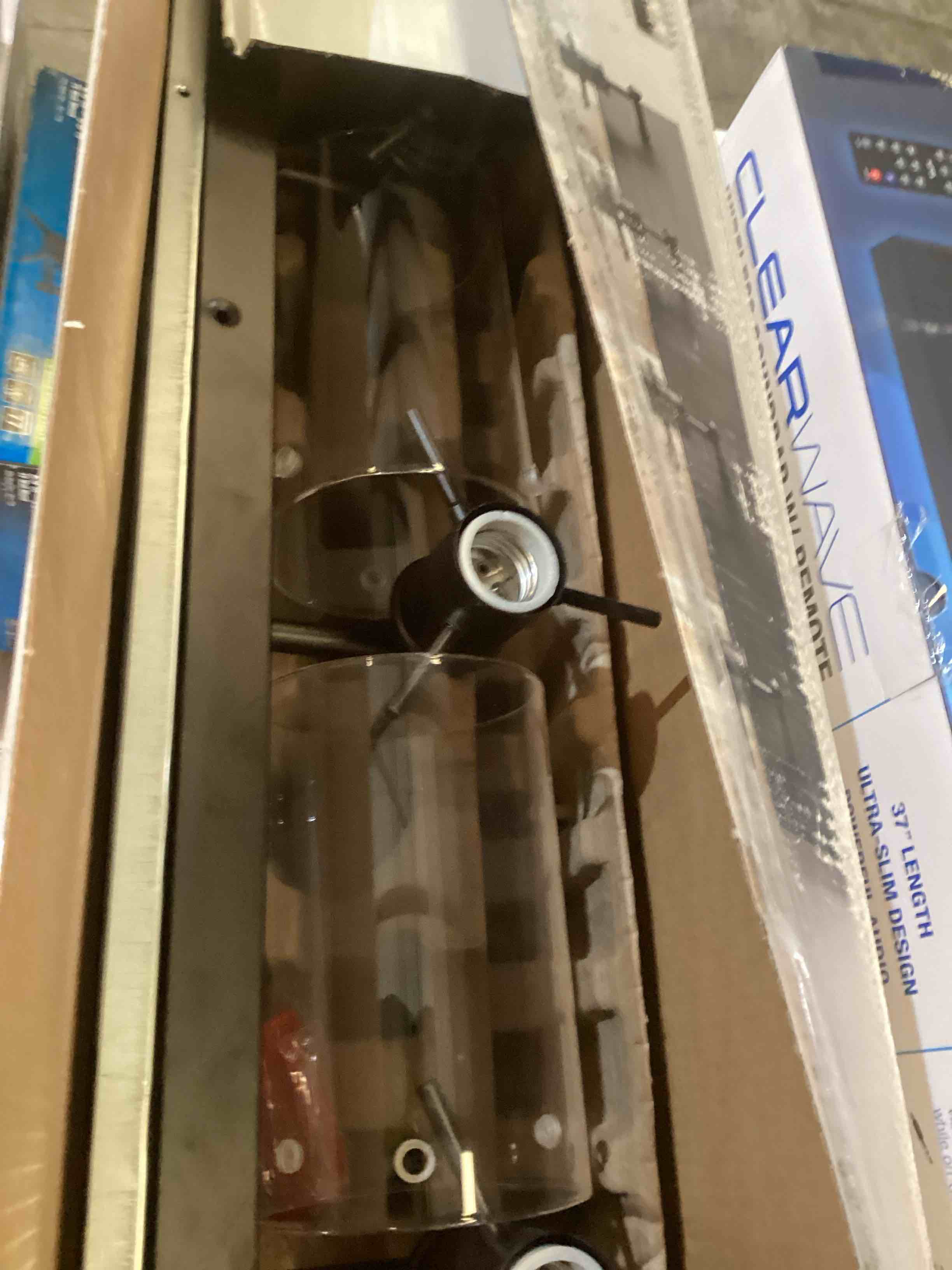 https://s3.amazonaws.com/lotting-images-prod/bidfta/RED3570192_1708713680613.jpeg