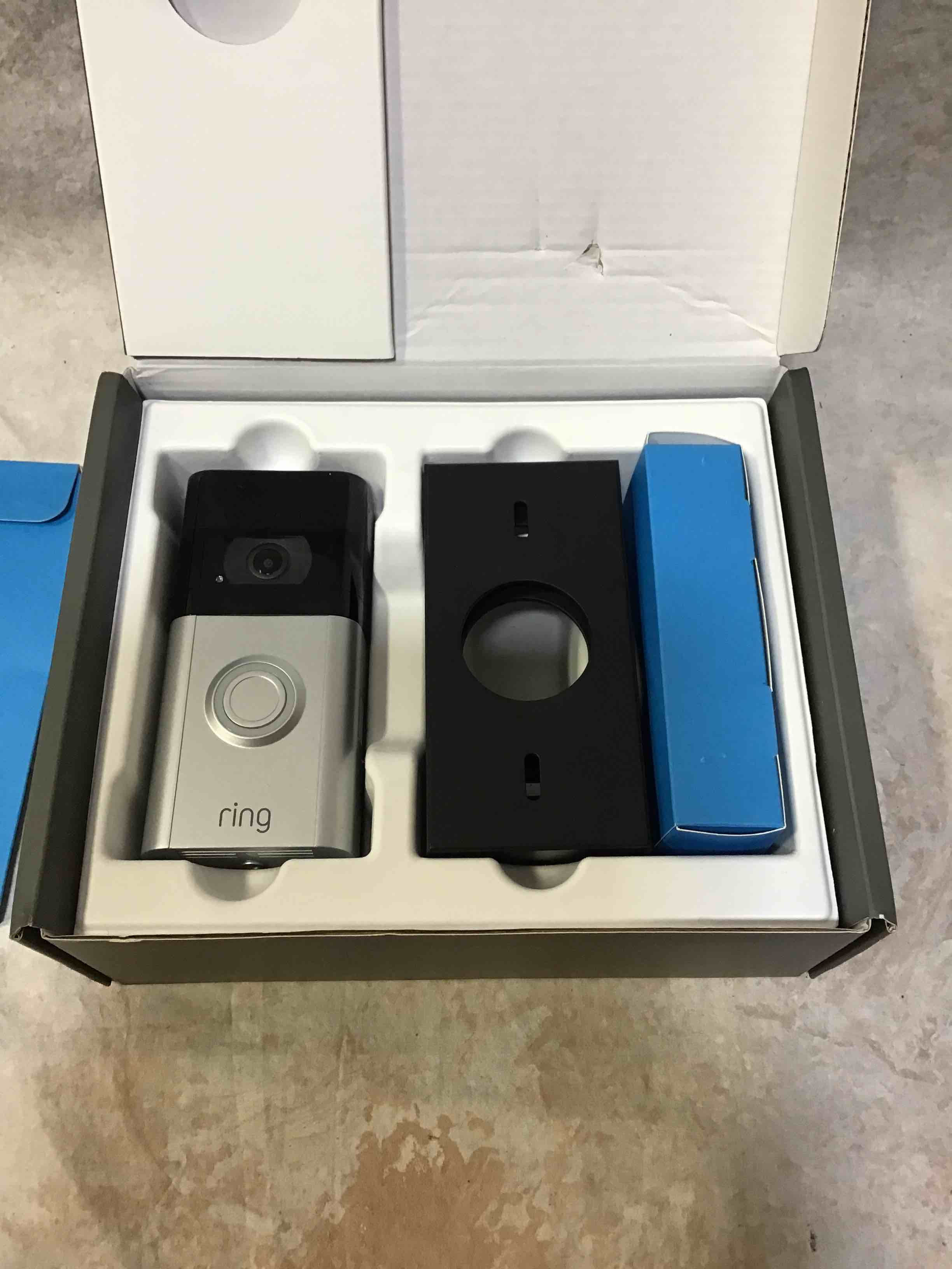 https://s3.amazonaws.com/lotting-images-prod/bidfta/RED3585898_1754424212329.jpeg