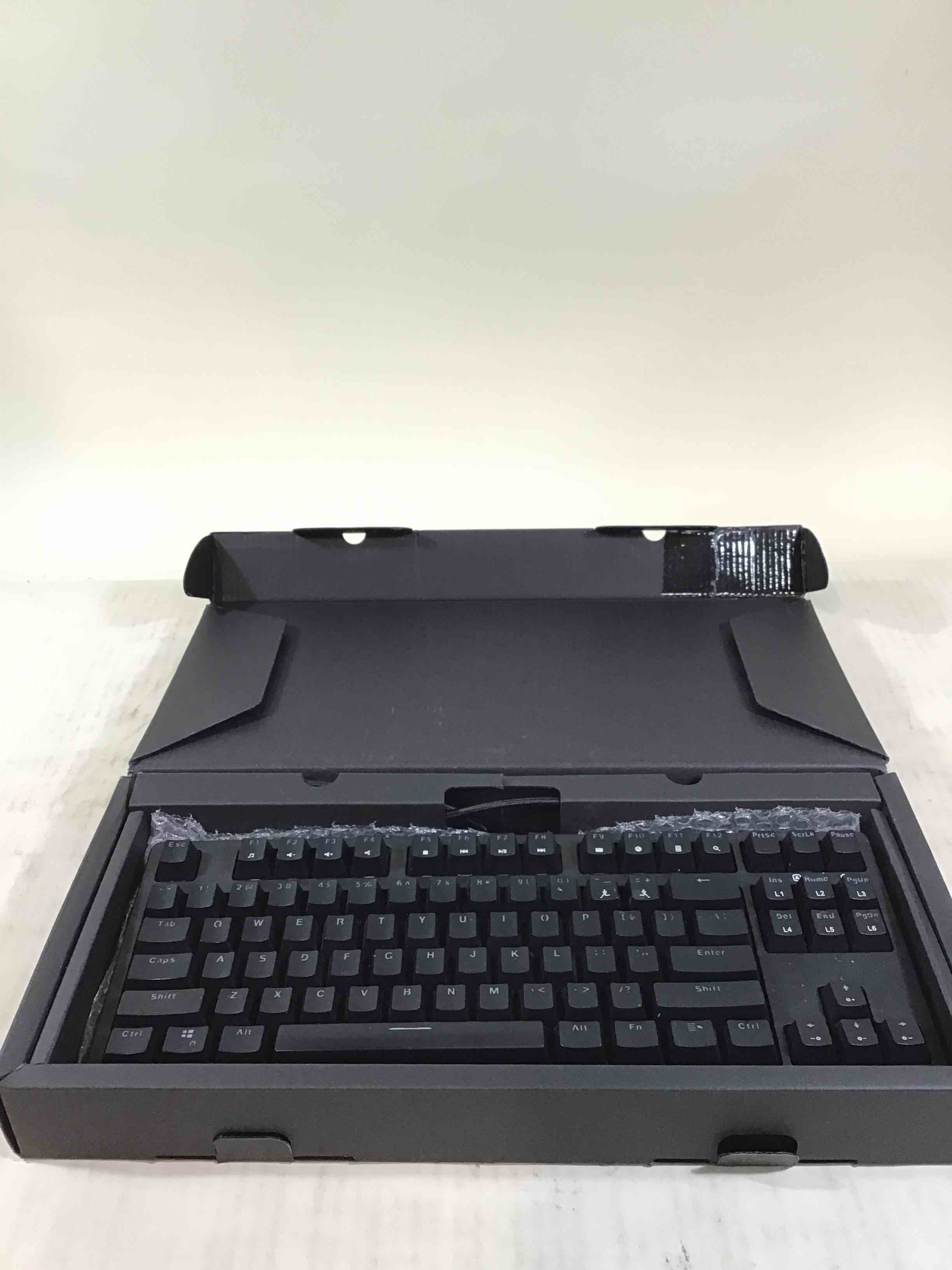 https://s3.amazonaws.com/lotting-images-prod/bidfta/RED3586629_1750971256981.jpeg