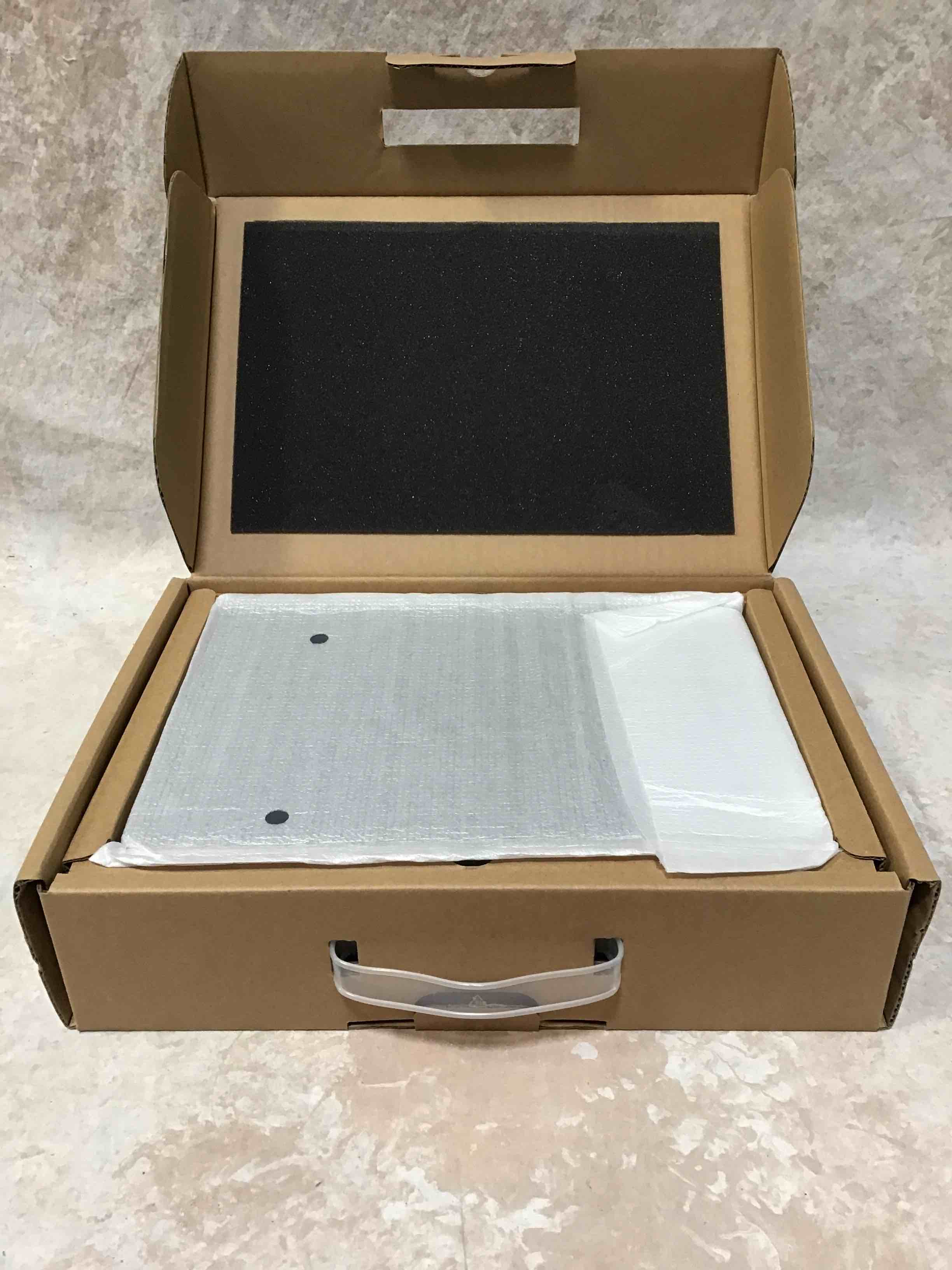https://s3.amazonaws.com/lotting-images-prod/bidfta/RED3588816_1753460845464.jpeg