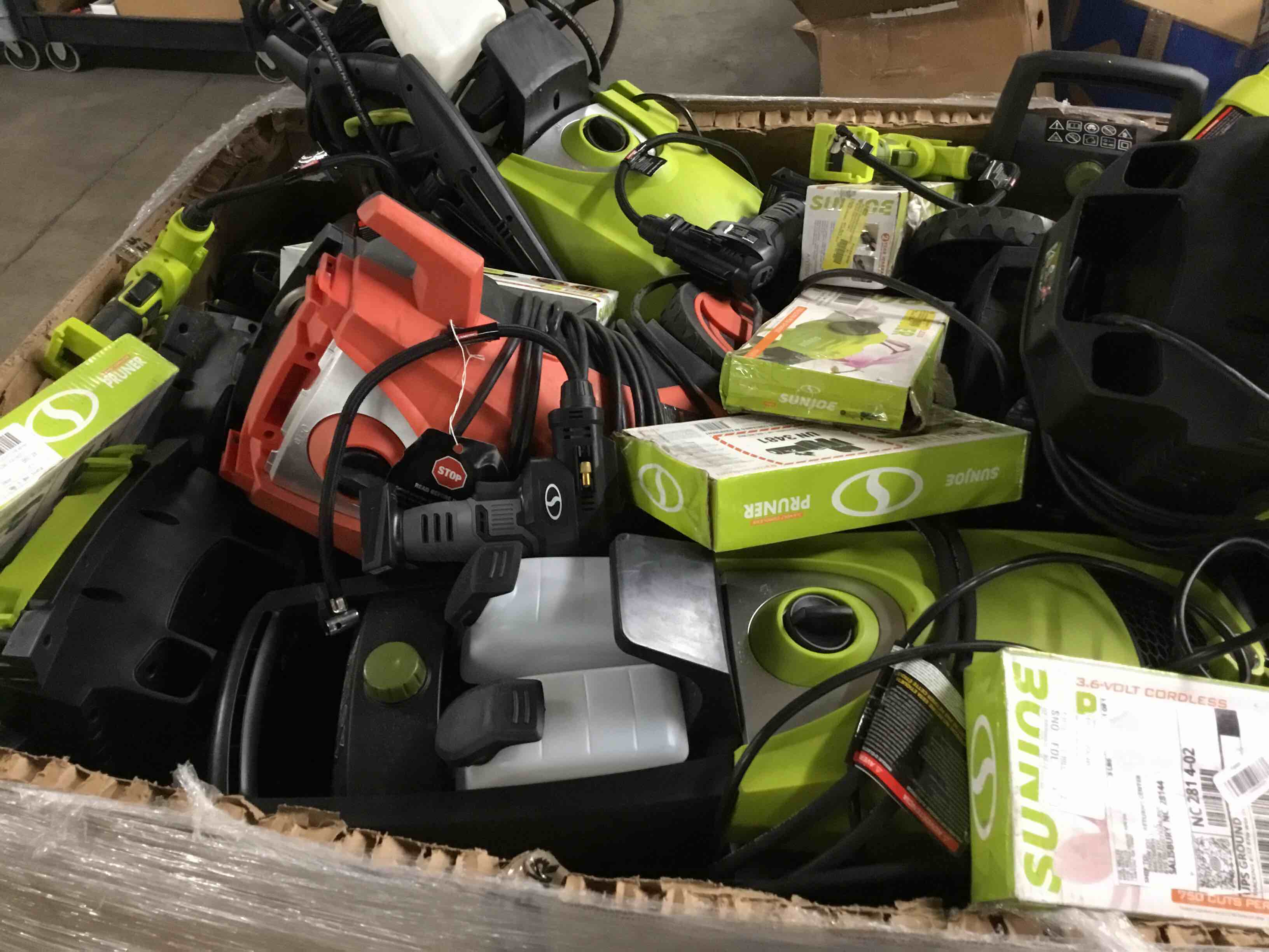 https://s3.amazonaws.com/lotting-images-prod/bidfta/RED3670126_1705595374824.jpeg