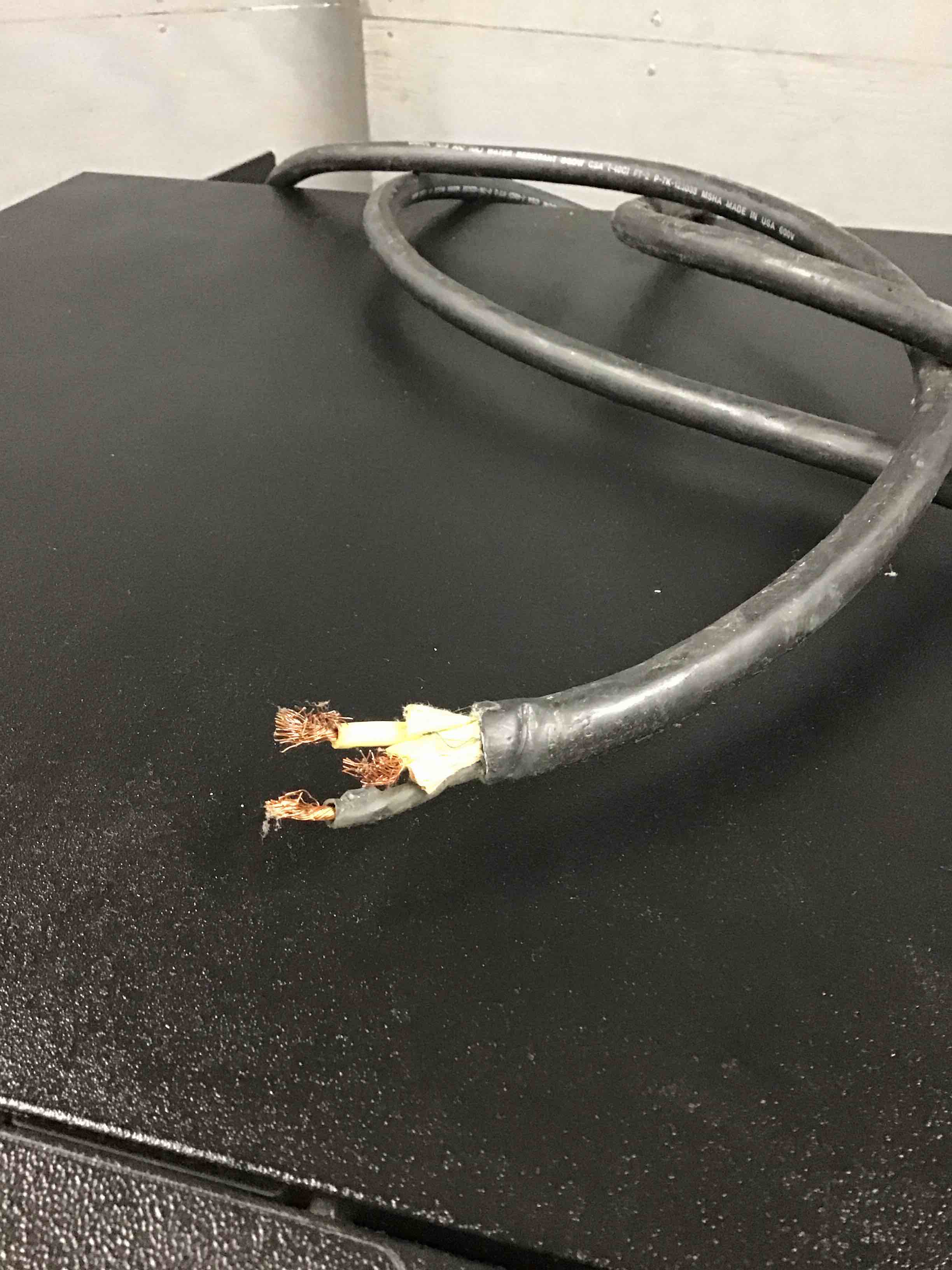 https://s3.amazonaws.com/lotting-images-prod/bidfta/RED3672654_1713968631354.jpeg