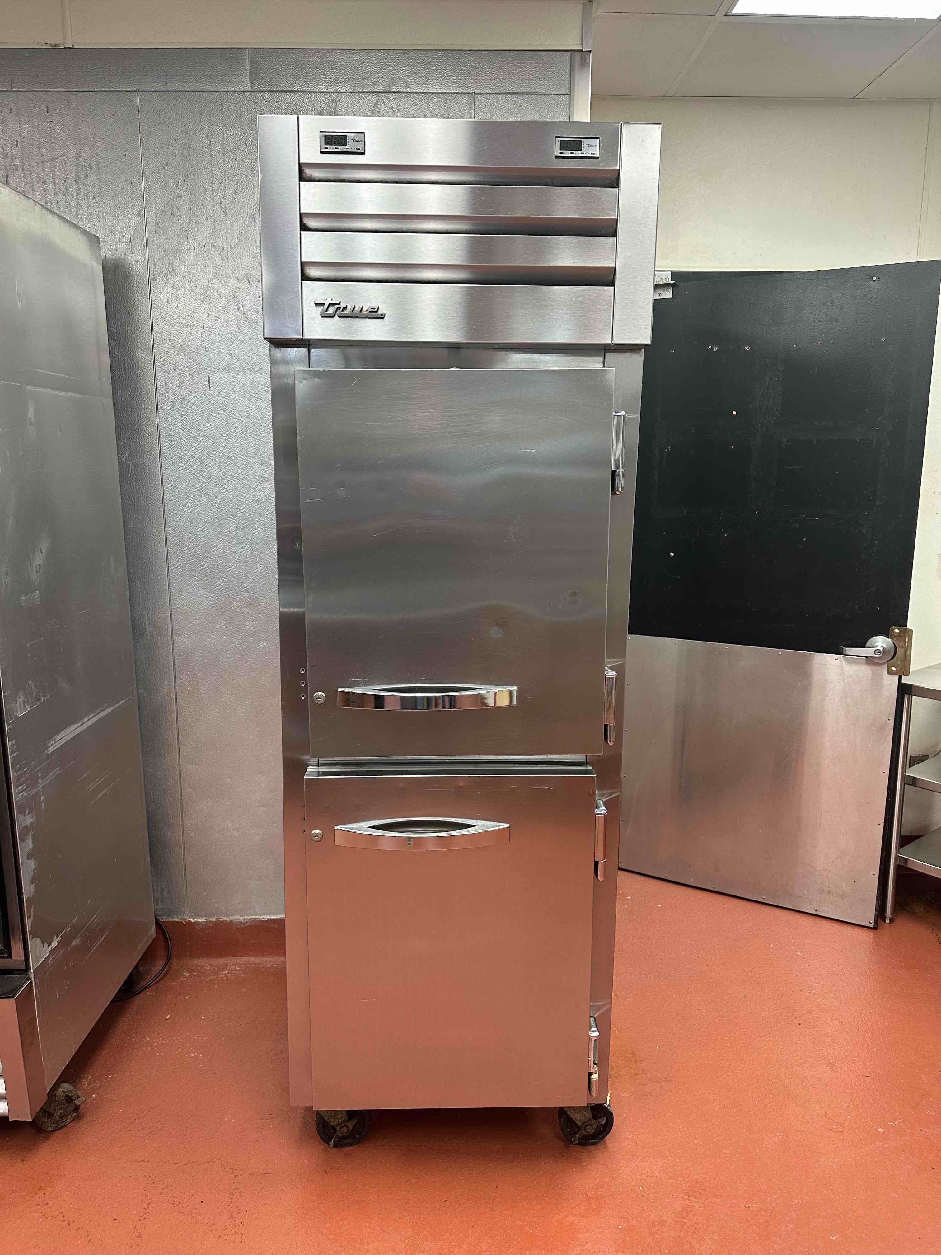 2016 True Stainless Steel Split Door Dual Temp Reach In Refrigerator Freezer On Casters