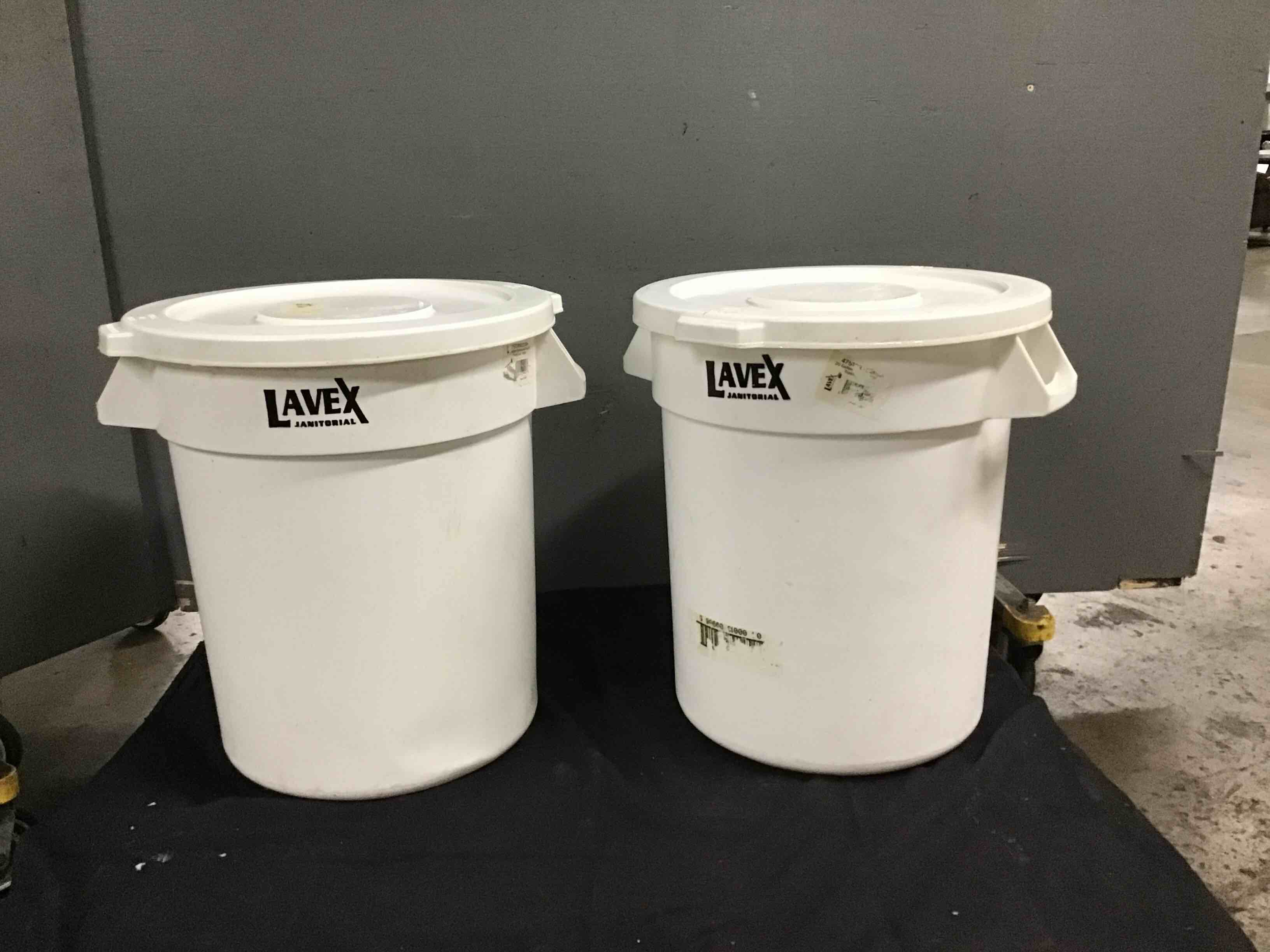Lavex 20 Gallon White Round Commercial Trash Can With Lid