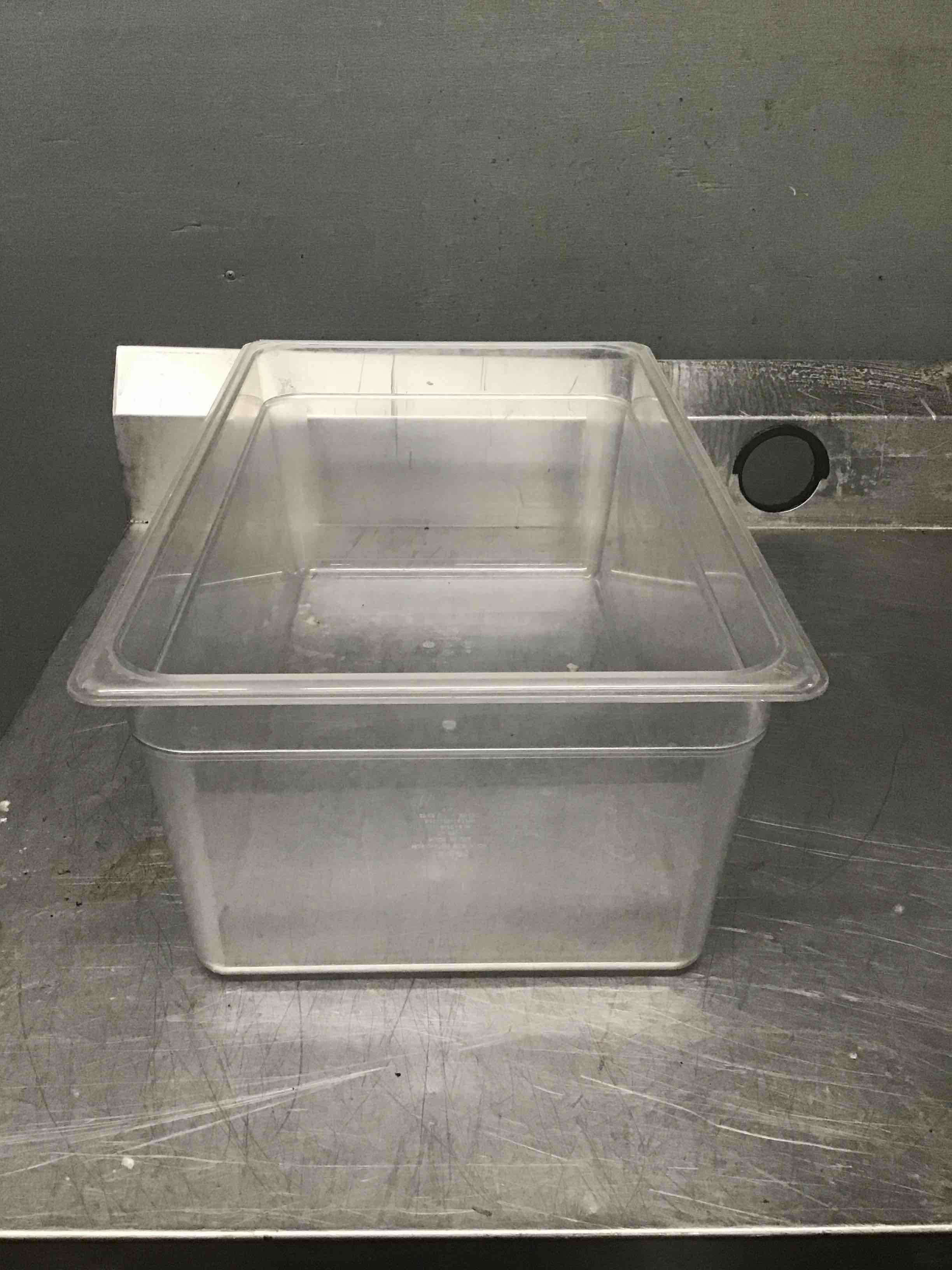 Cambro Solid Plastic 27.05 Gallon Food Storage Container 