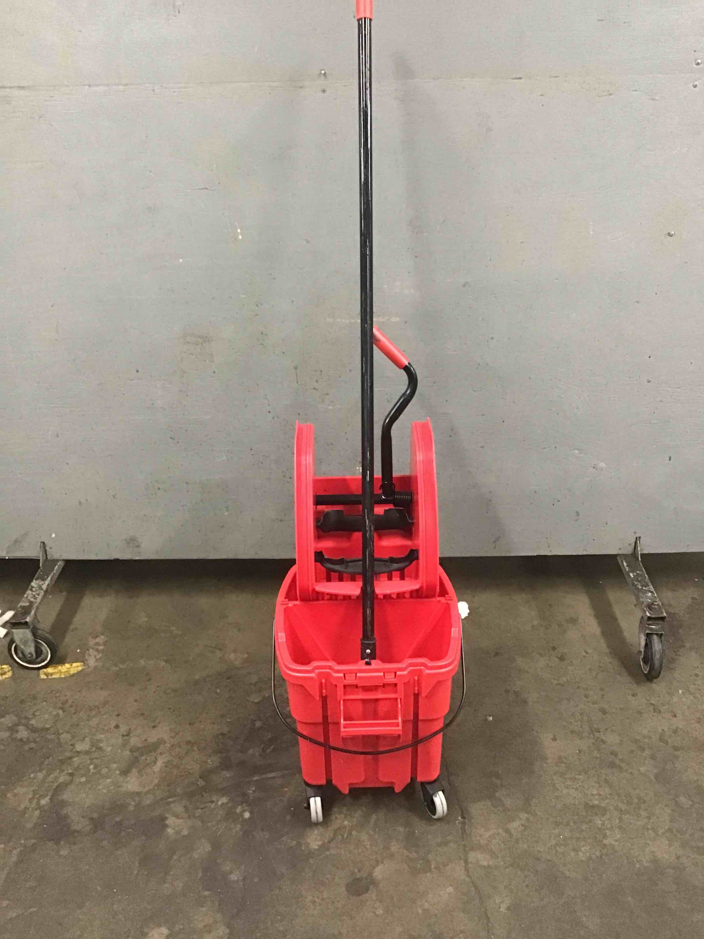 Rubbermaid WaveBrake Bucket/Wringer - Side Press, 35 Quart, Red