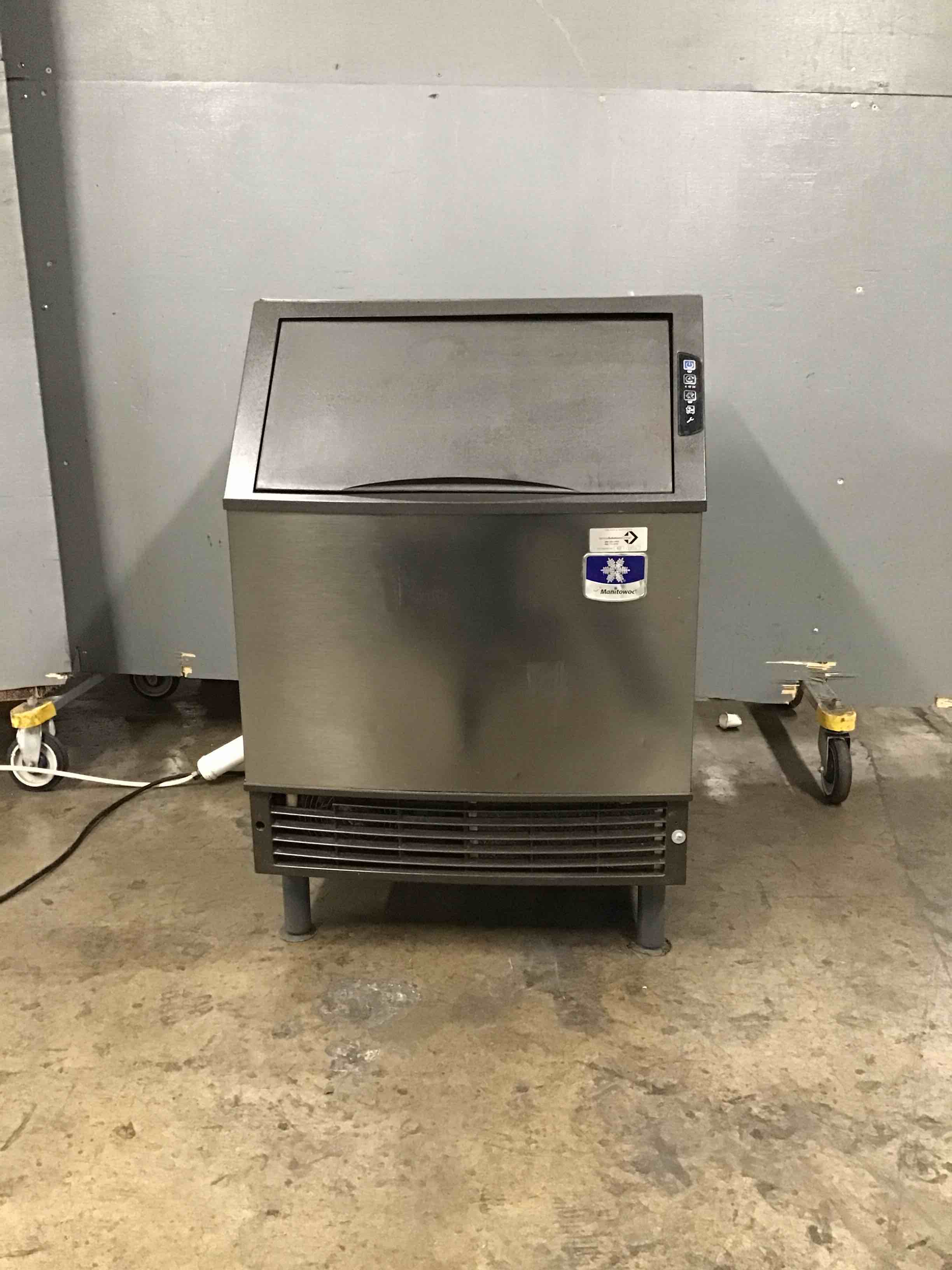 Manitowoc 26 Inch Stainless Steel 132 LB Self-Contained Air-Cooled Ice Machine