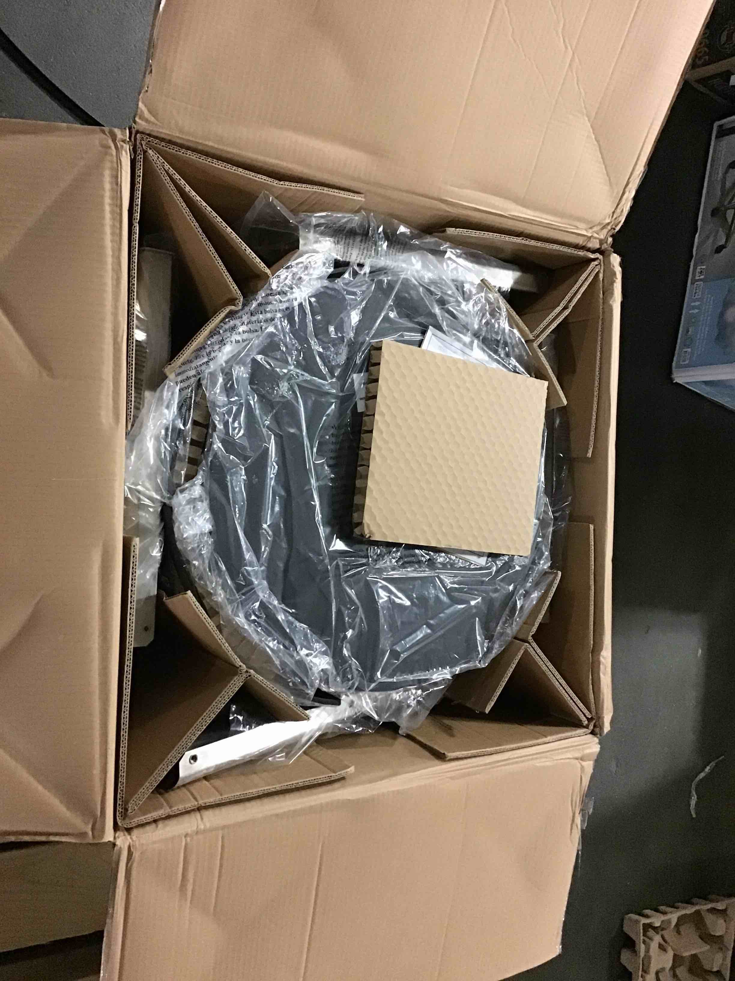 https://s3.amazonaws.com/lotting-images-prod/bidfta/RED3927134_1670533563368.jpeg